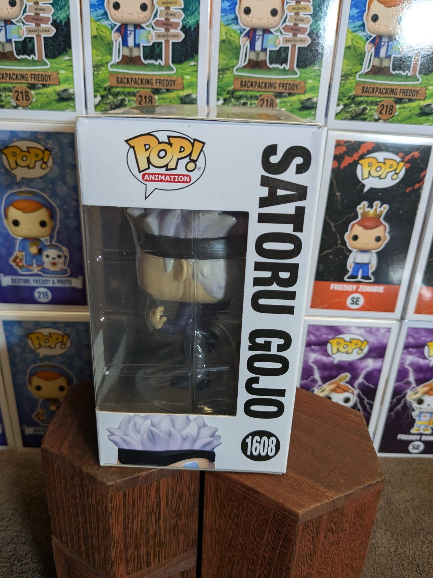 Funko pop 1608 : Satoru Gojo with Jogo's Head (SC2024)(Damaged Box/ Opened)
