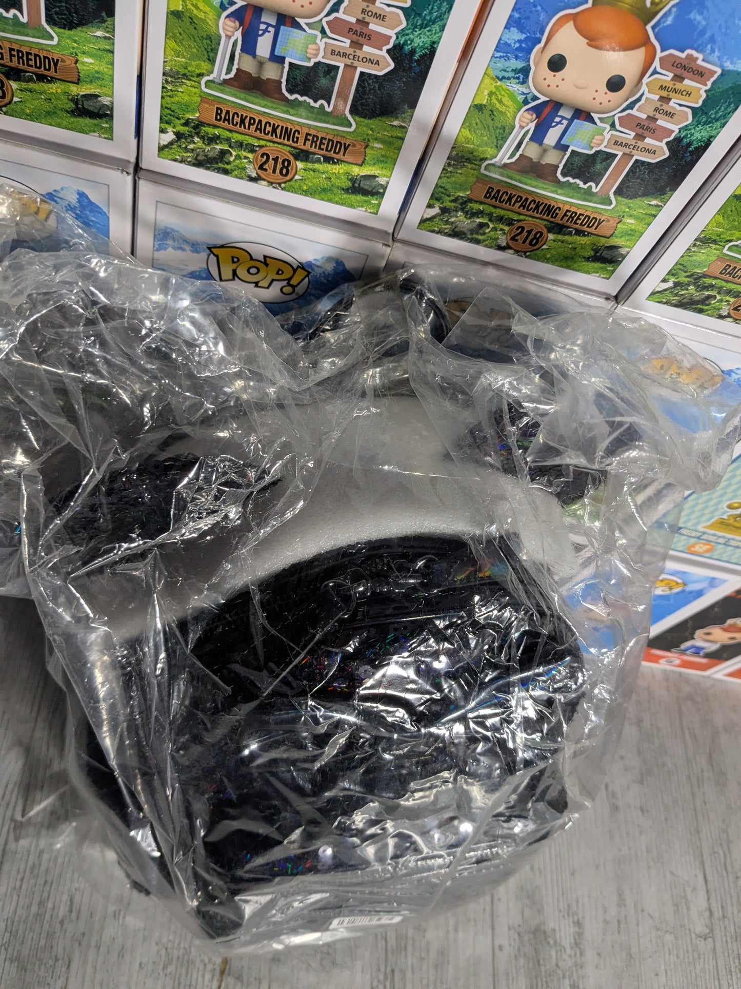 Loungefly : Minnie Mouse Black Holographic Mini Backpack 🎀