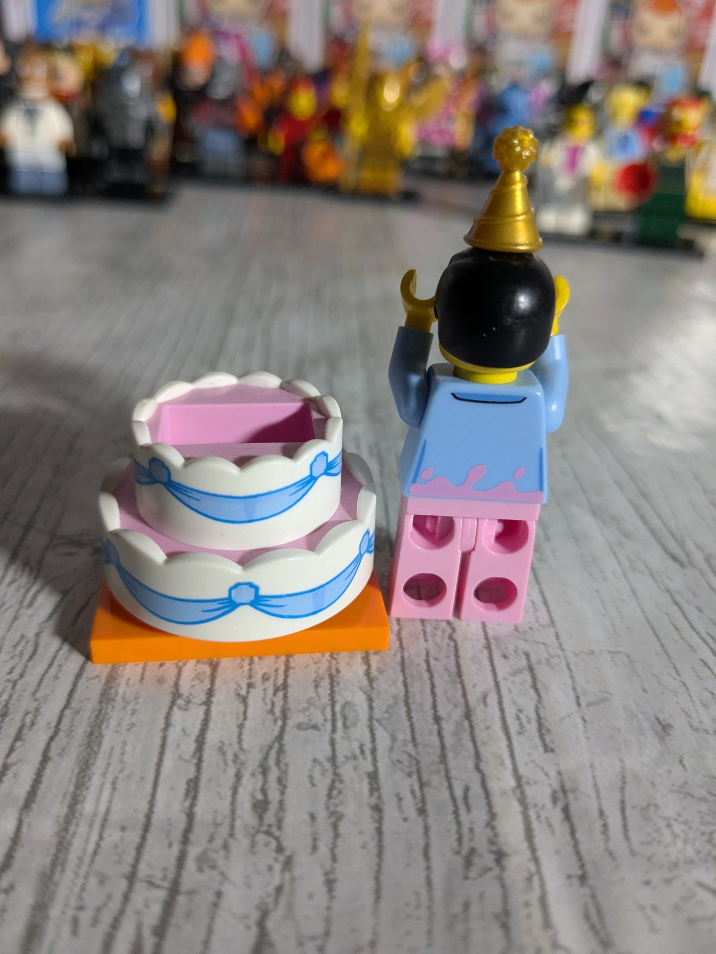 LEGO Minifigures : Birthday Cake Suit Guy