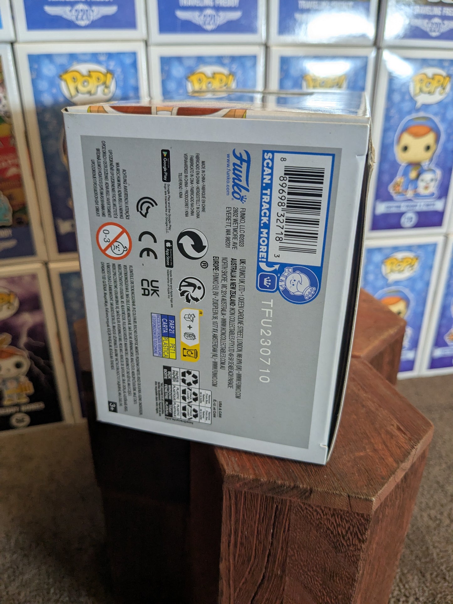 Funko pop 400 : Donquixote Doflamingo (Damaged Box)