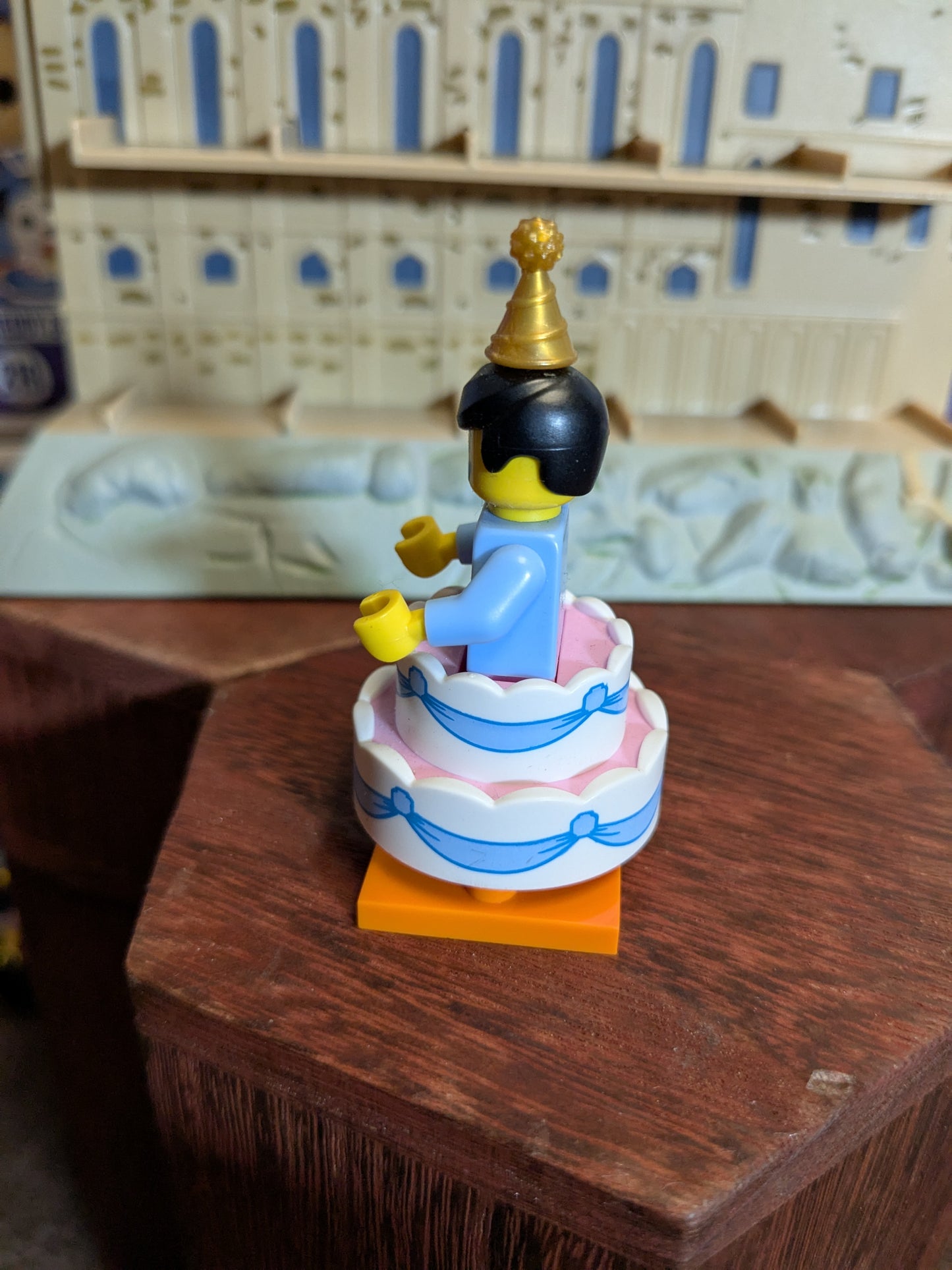 Lego Minifigures : Birthday Cake Suit Guy