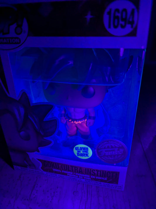 Funko pop 1694 : Goku (Ultra instinct) (Glow)