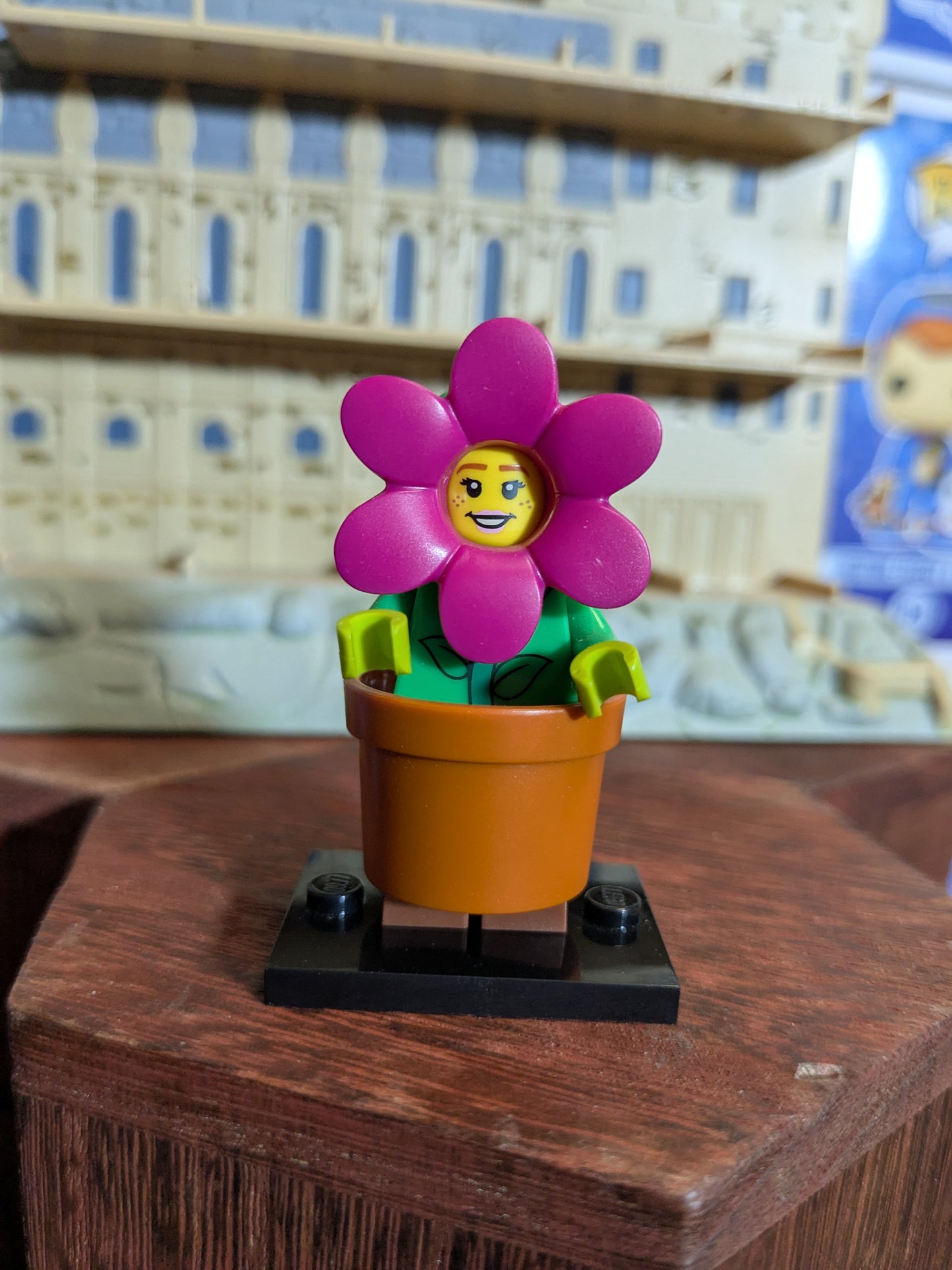 Lego Minifigures : Flowerpot Girl
