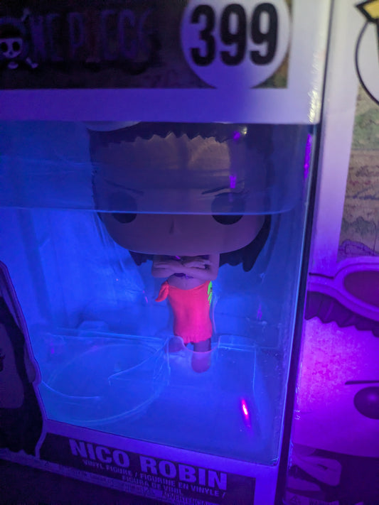 Funko pop 399: Nico Robin (scatola danneggiata)