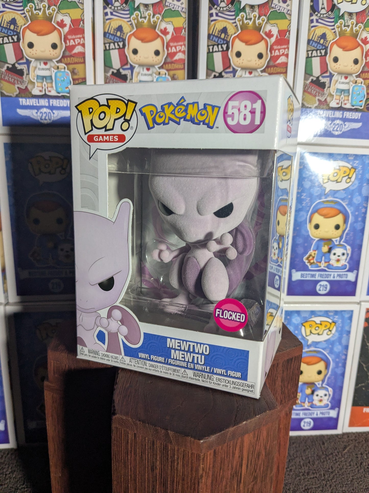 Funko pop 581 : Mewtwo (Flocked)
