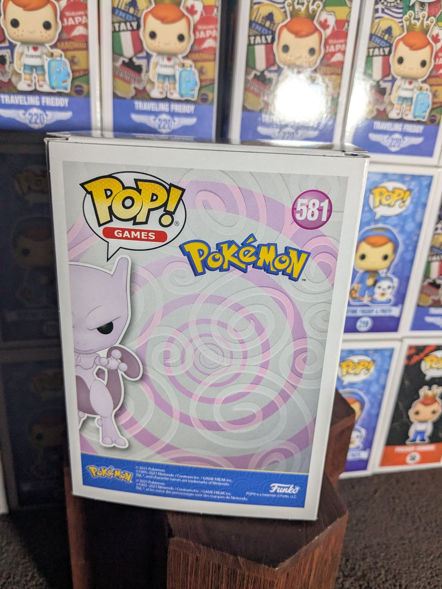 Funko pop 581 : Mewtwo / Mewtu (Flocked)