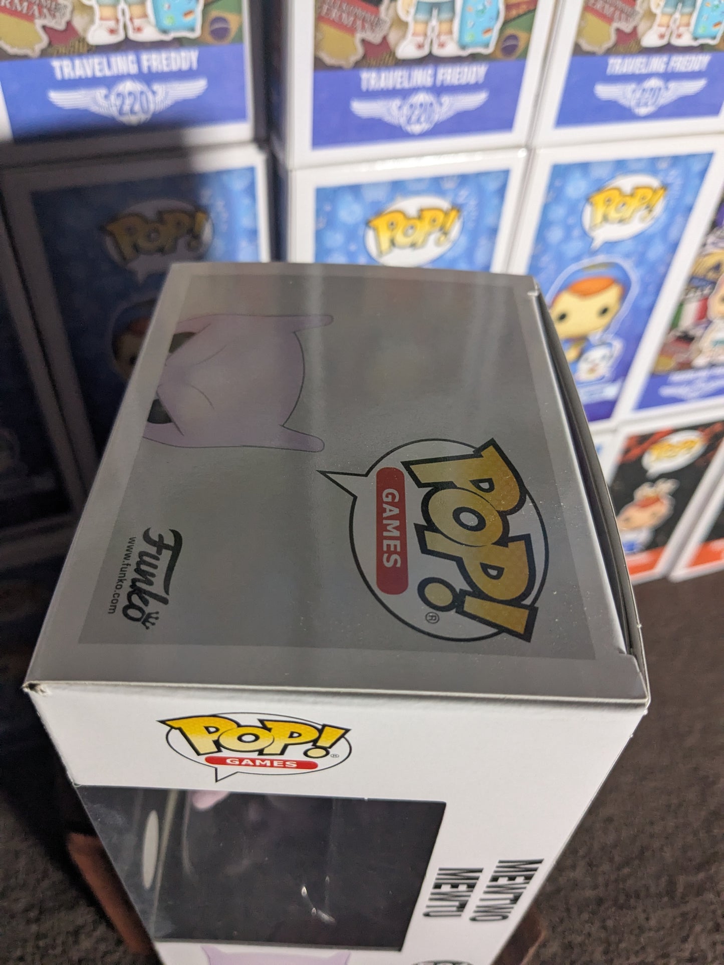 Funko pop 581 : Mewtwo / Mewtu (Flocked)