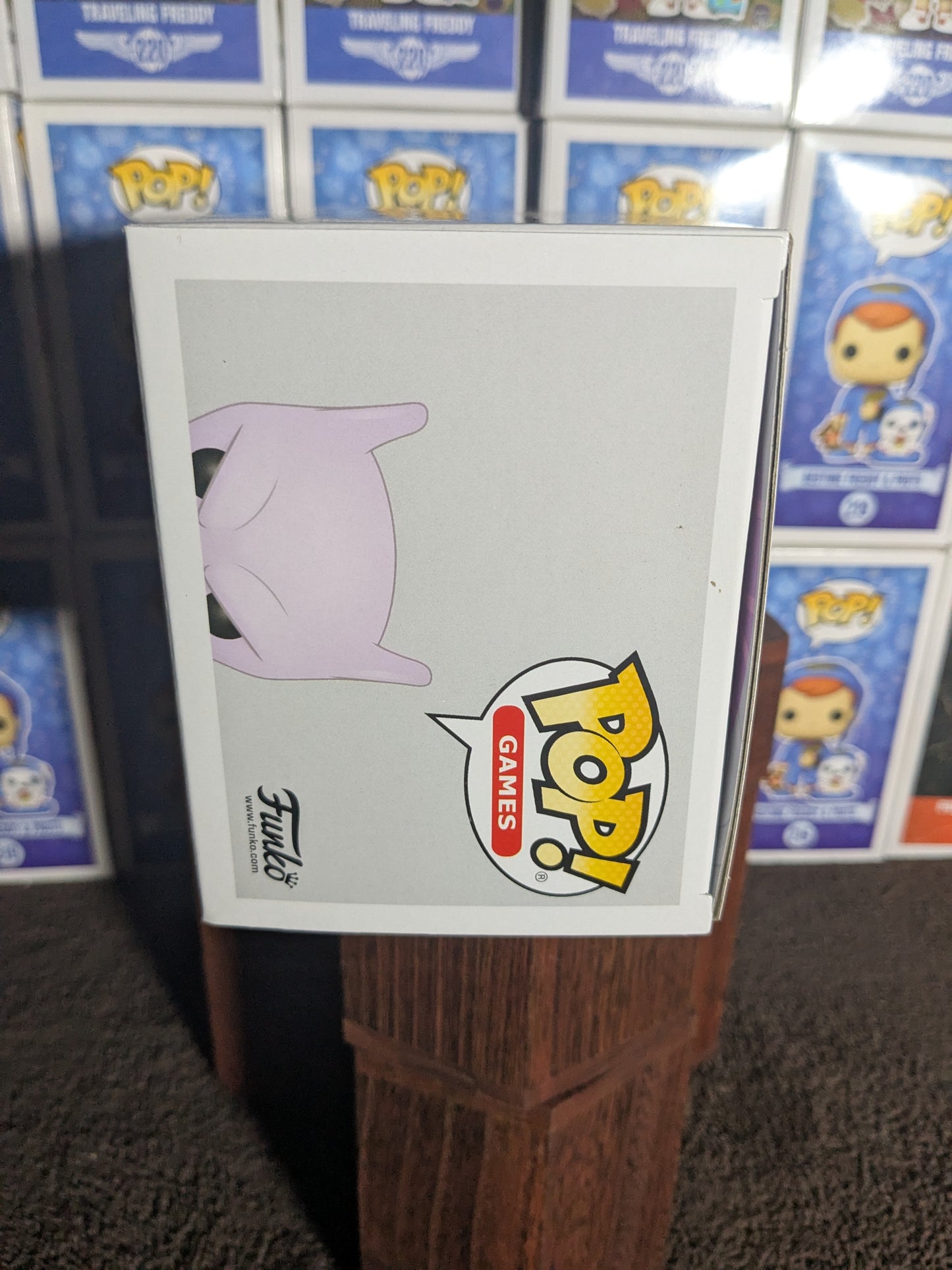 Funko pop 581 : Mewtwo (Flocked)