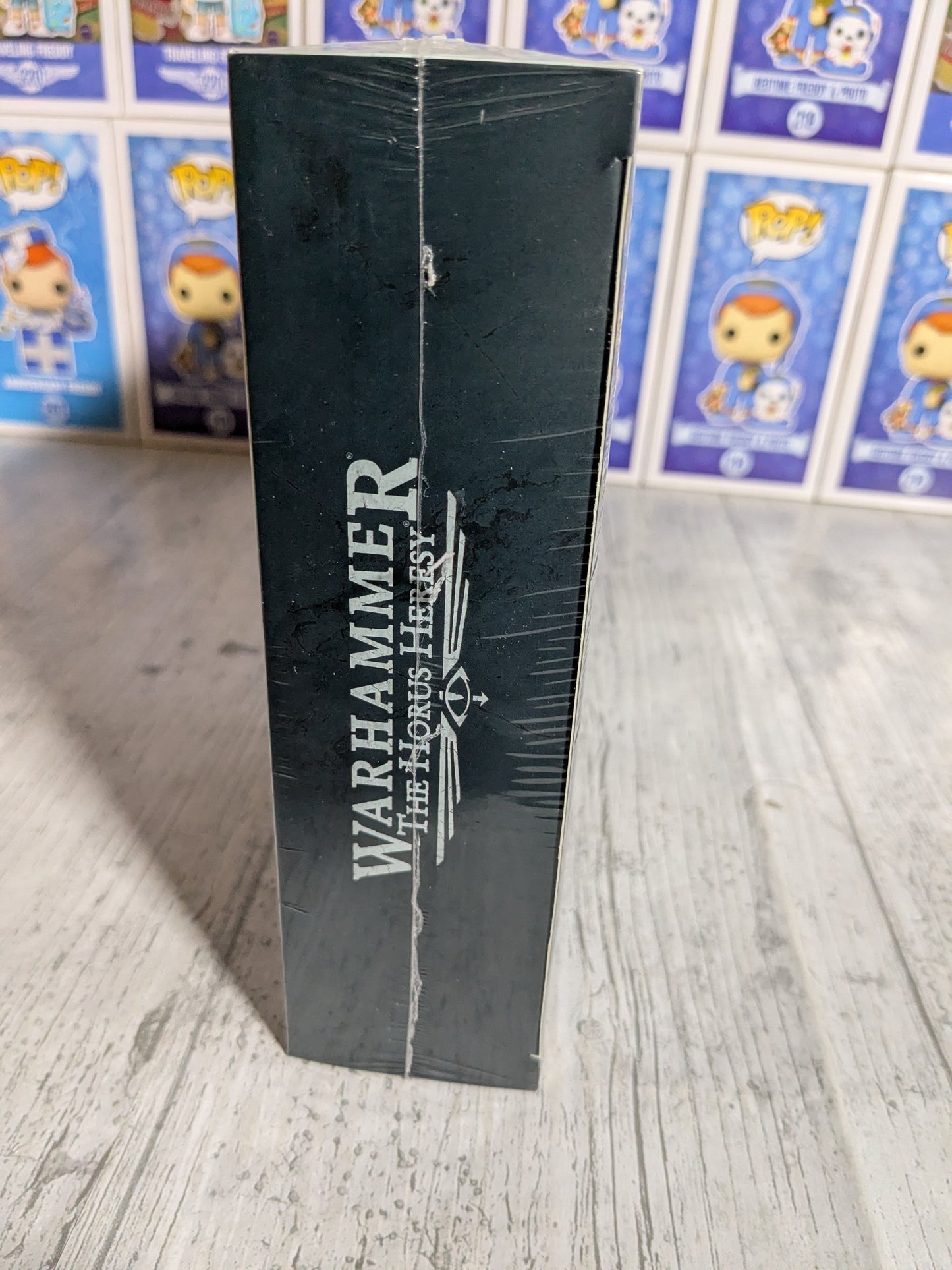 JoyToy Warhammer The Horus Heresy - Sons of Horus MKIV Tactical Squad Legionary with Legion Vexilla 1/18 (12cm)