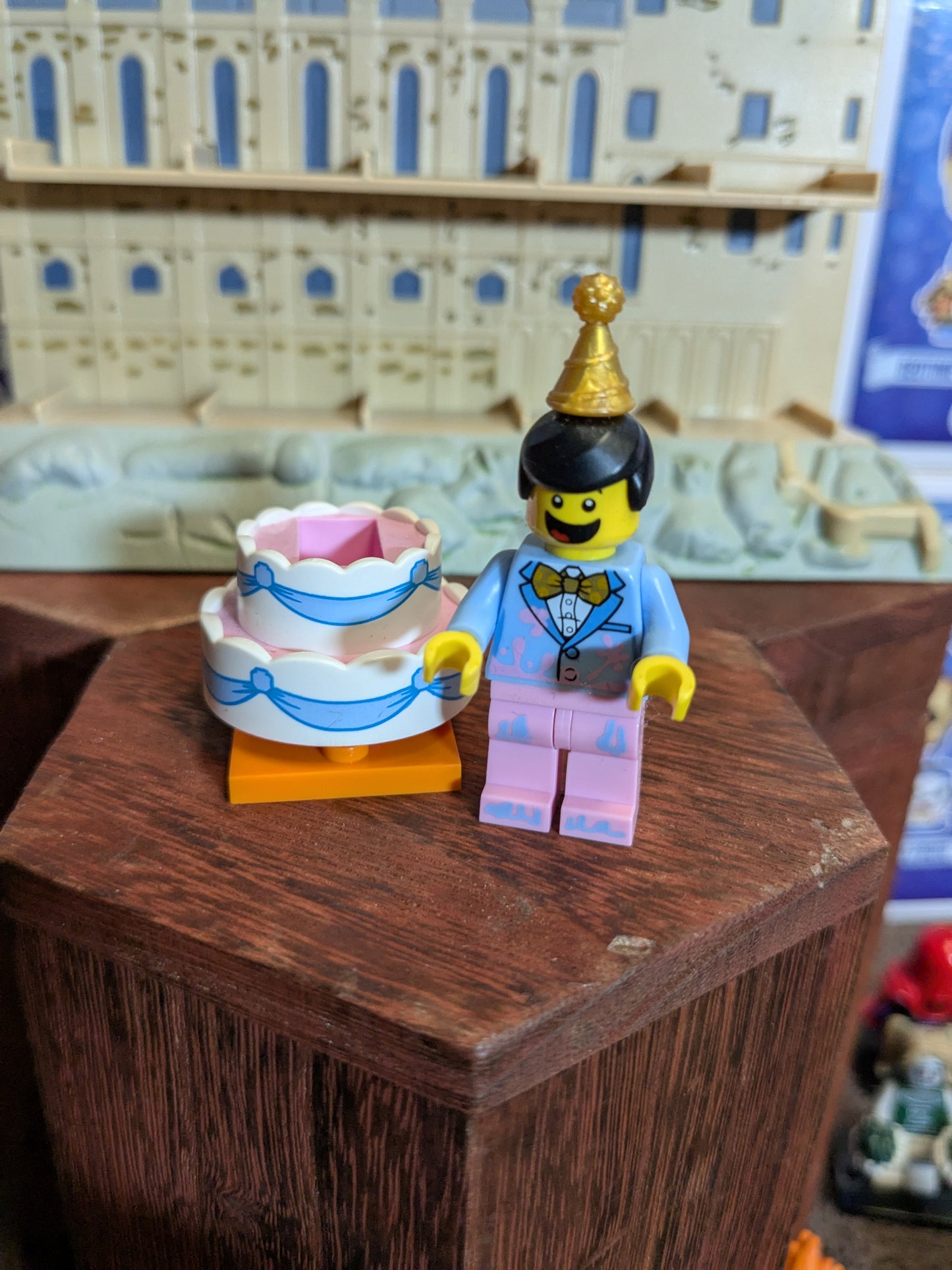 Lego Minifigures : Birthday Cake Suit Guy