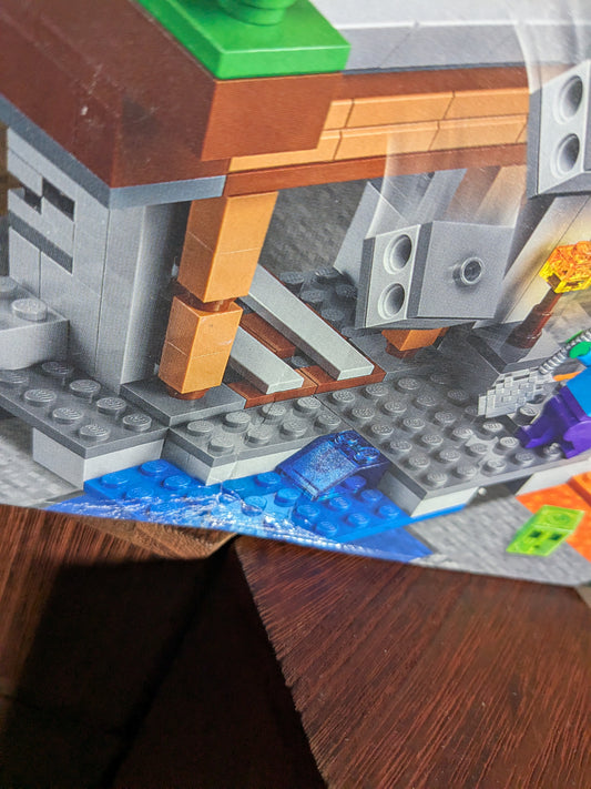 Lego 21166 : The "Abandonned" Mine (Damaged Box)