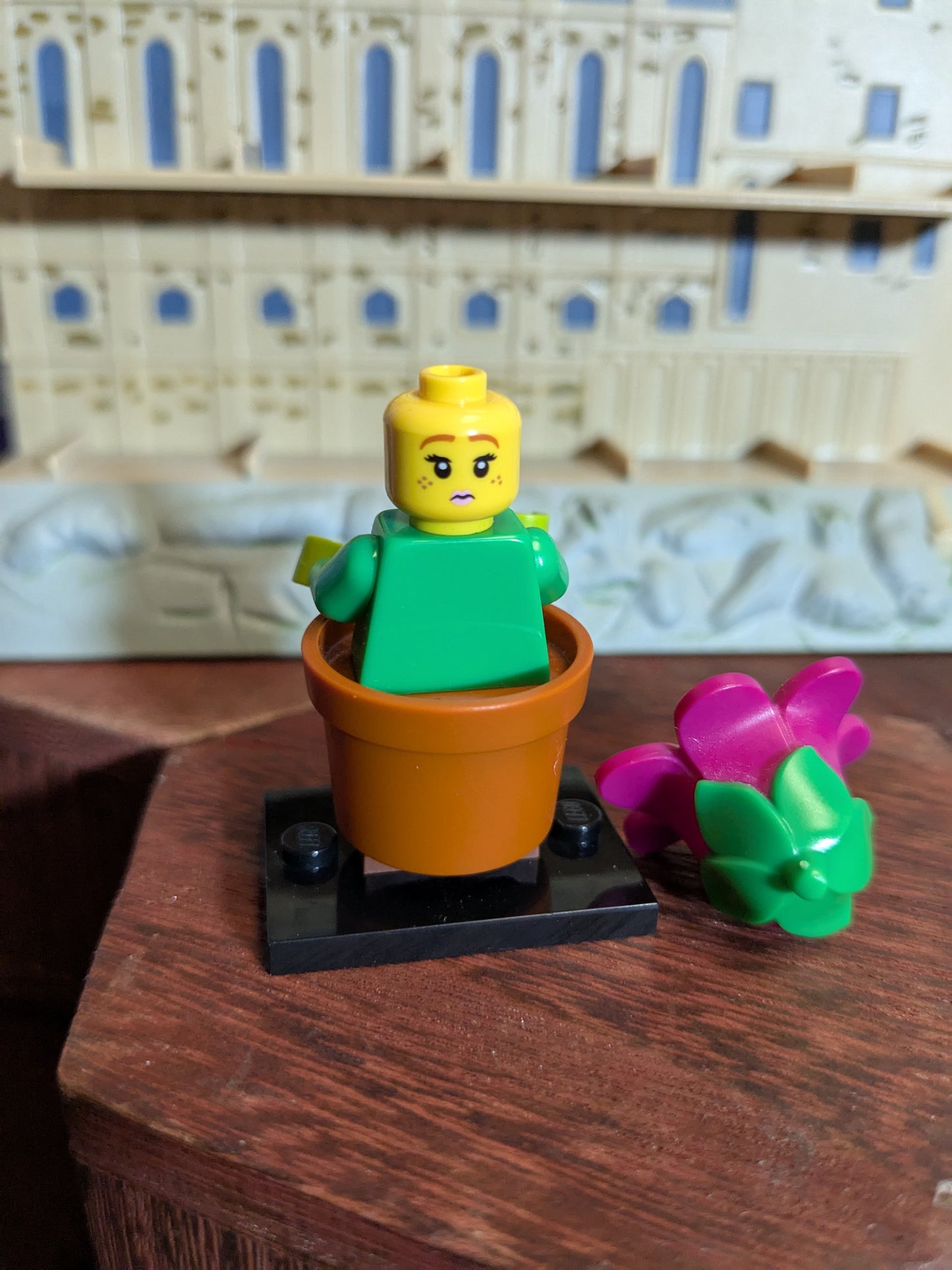 Lego Minifigures : Flowerpot Girl