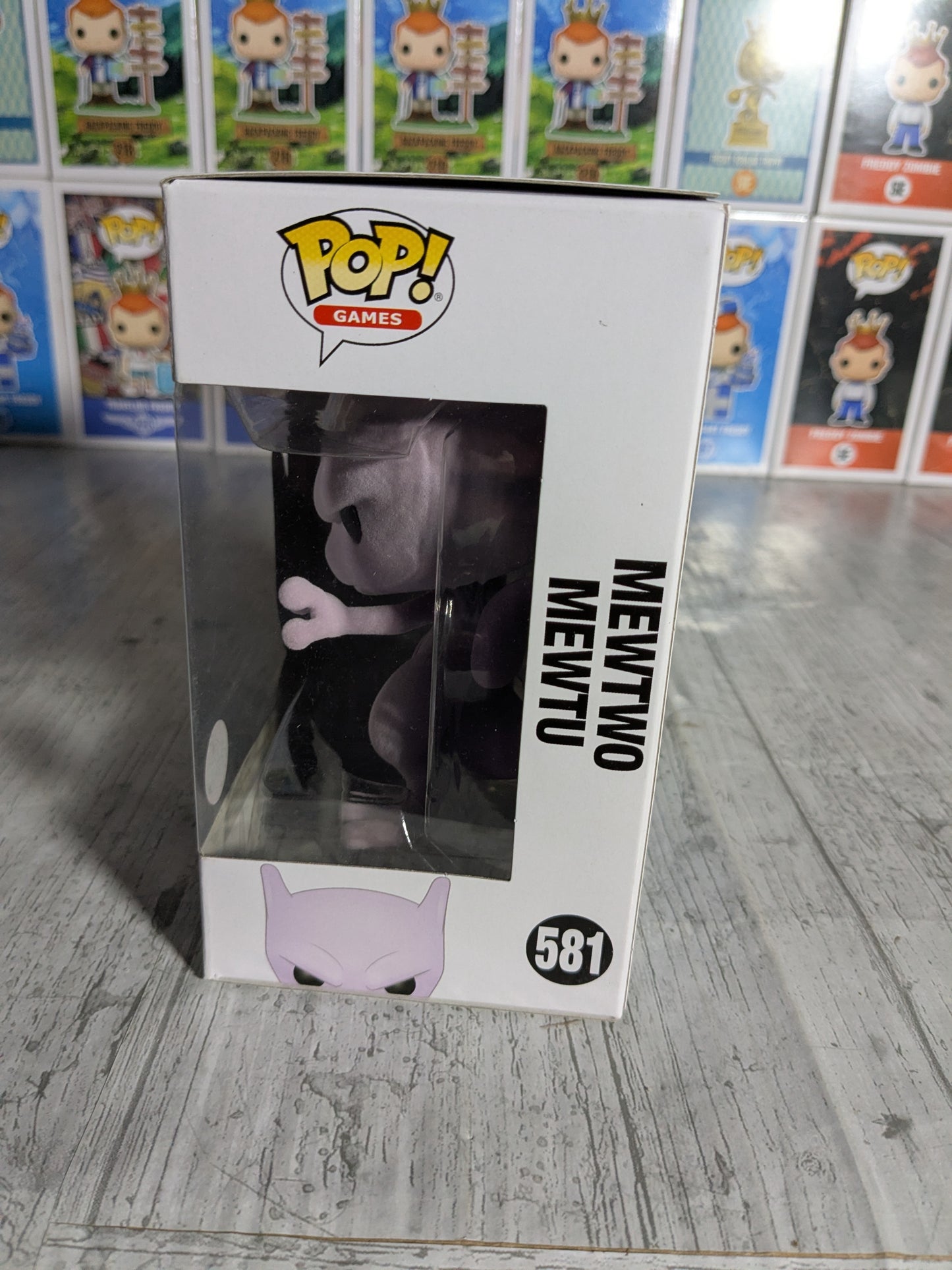 Funko pop 581 : Mewtwo (Flocked)