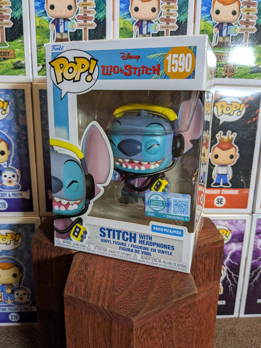 Funko pop 1590 : Stitch with Headphones (Supreme/9500PCS)