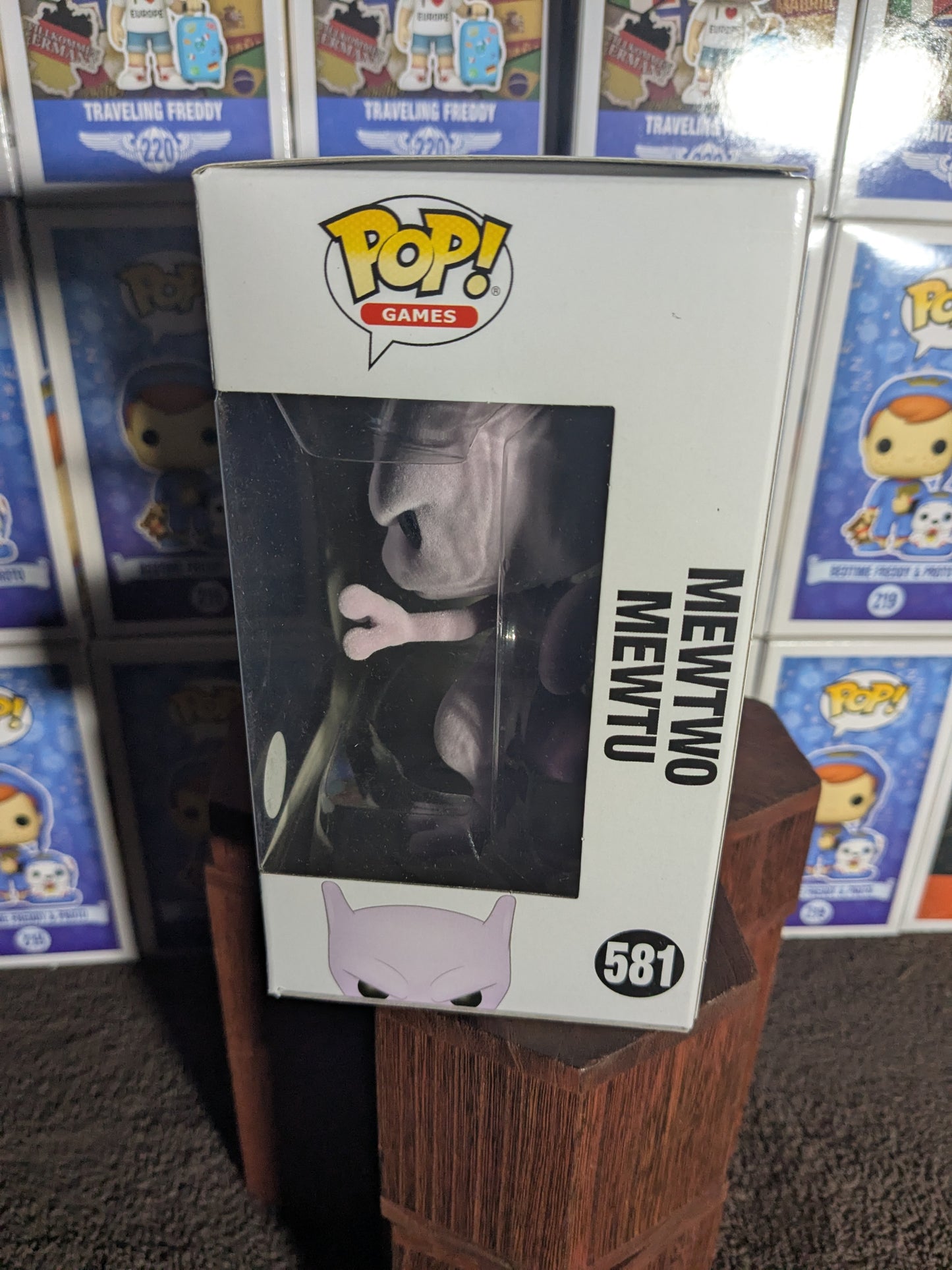 Funko pop 581 : Mewtwo (Flocked)