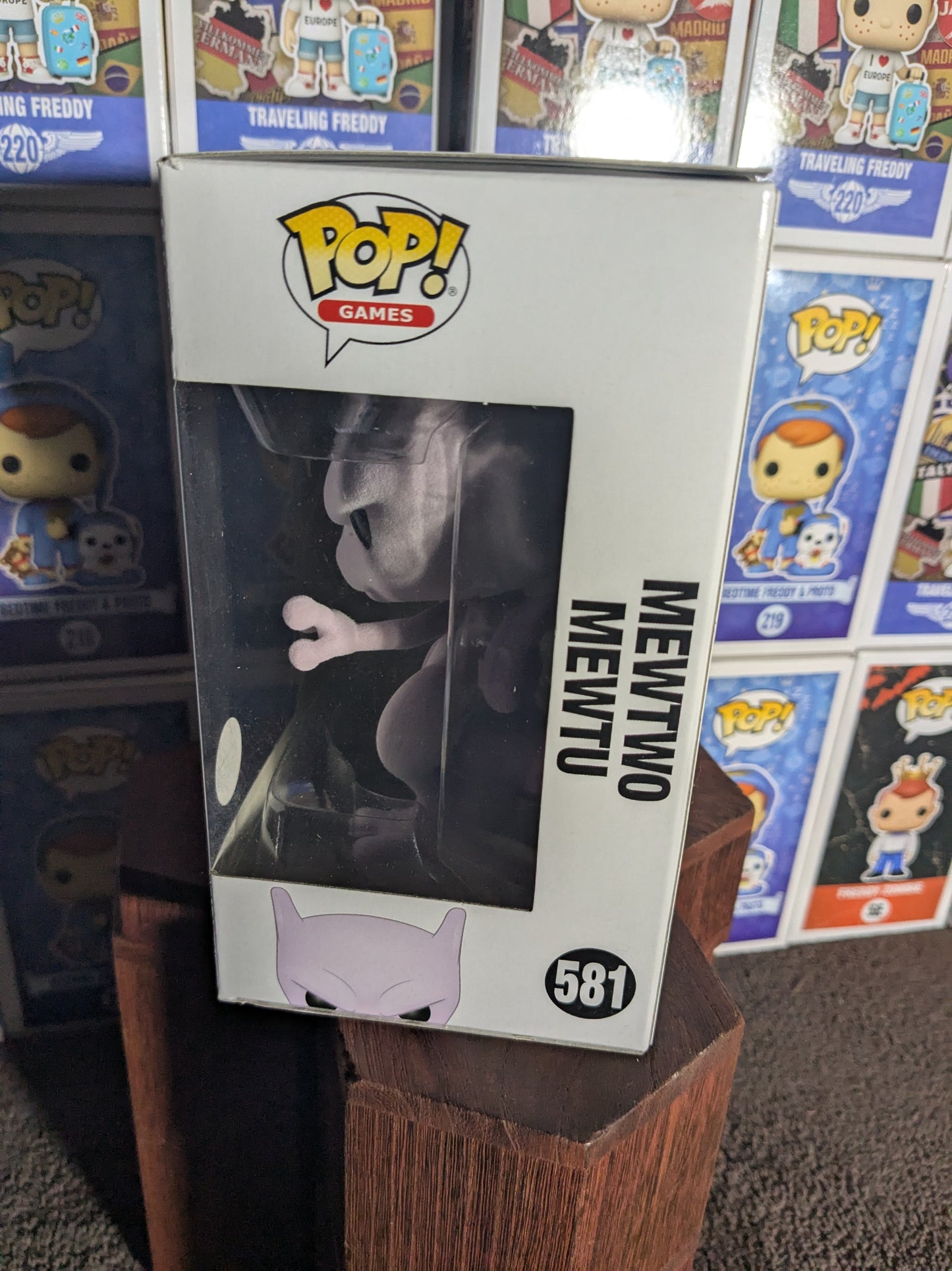 Funko pop 581 : Mewtwo / Mewtu (Flocked)
