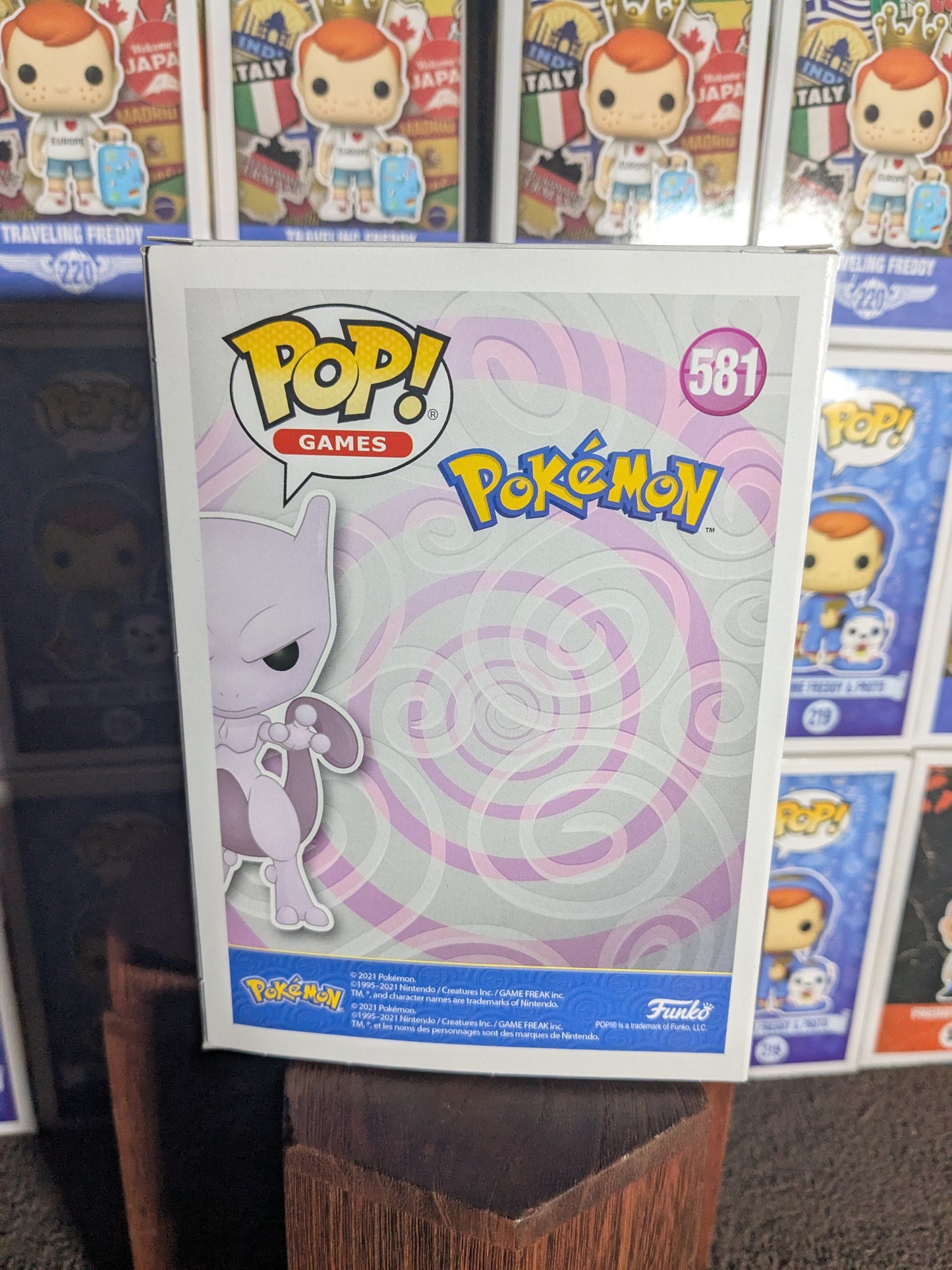 Funko pop 581 : Mewtwo (Flocked)