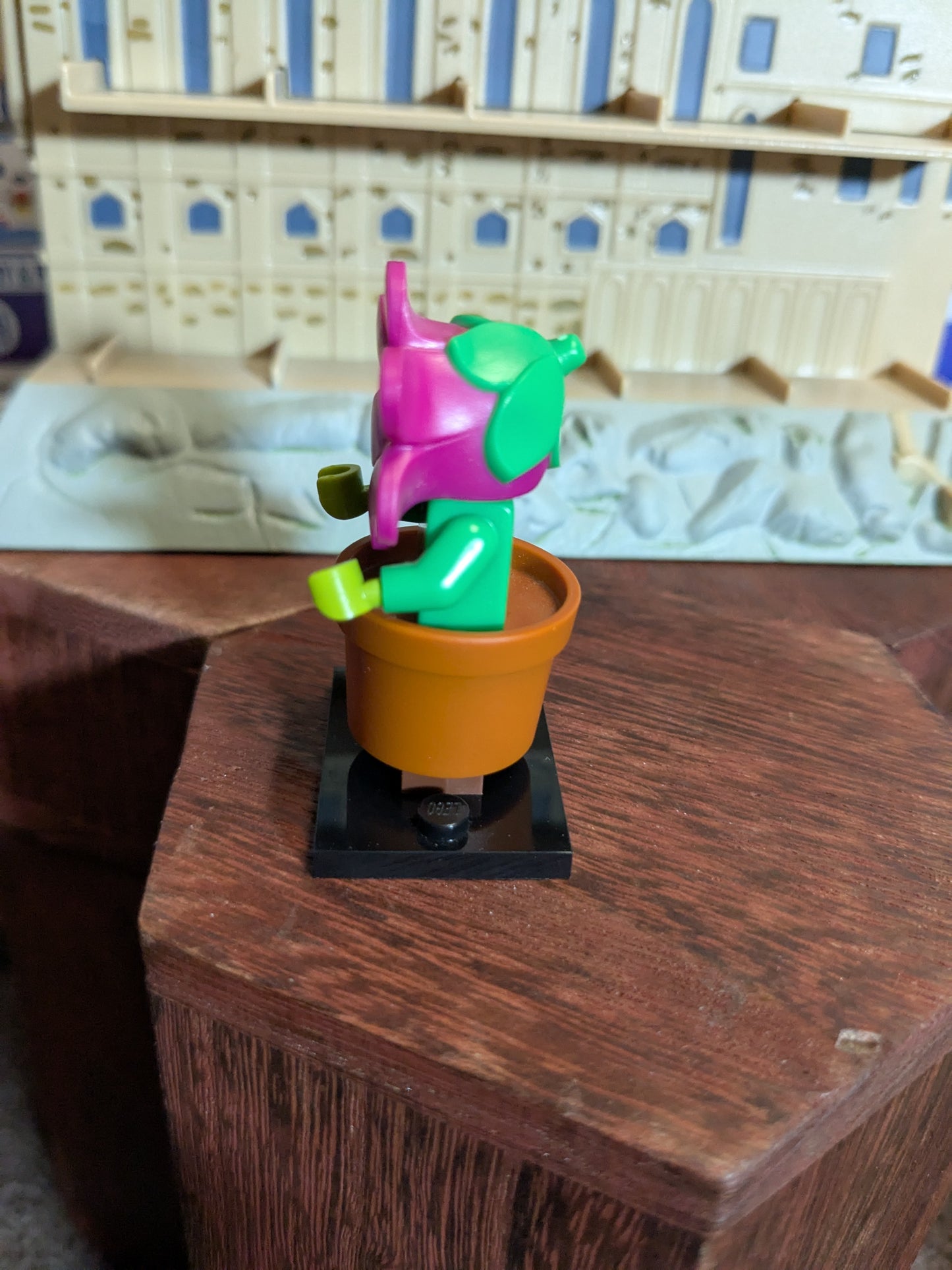 Lego Minifigures : Flowerpot Girl