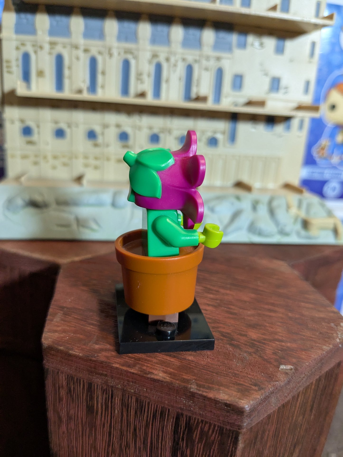 Lego Minifigures : Flowerpot Girl