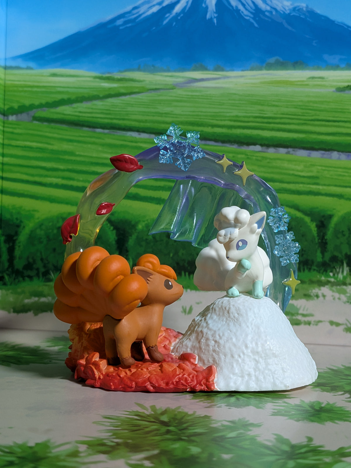 Re-Ment Pokémon Circular Diorama Collection 2 - Goupix & Goupix d'Alola | Vulpix & Alolan Vulpix (~10cm)