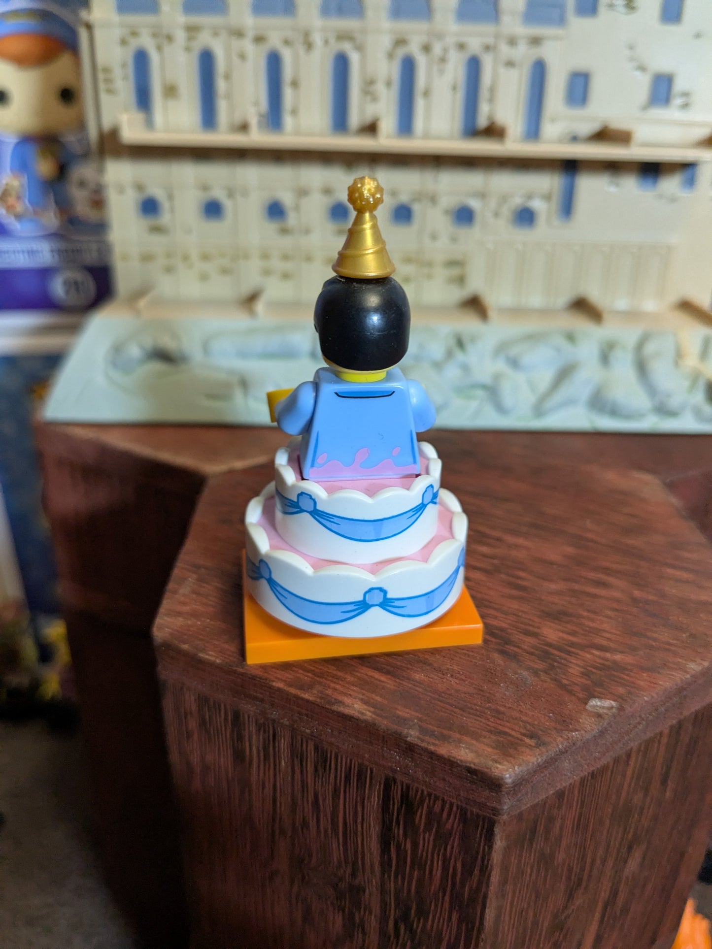 Lego Minifigures : Birthday Cake Suit Guy