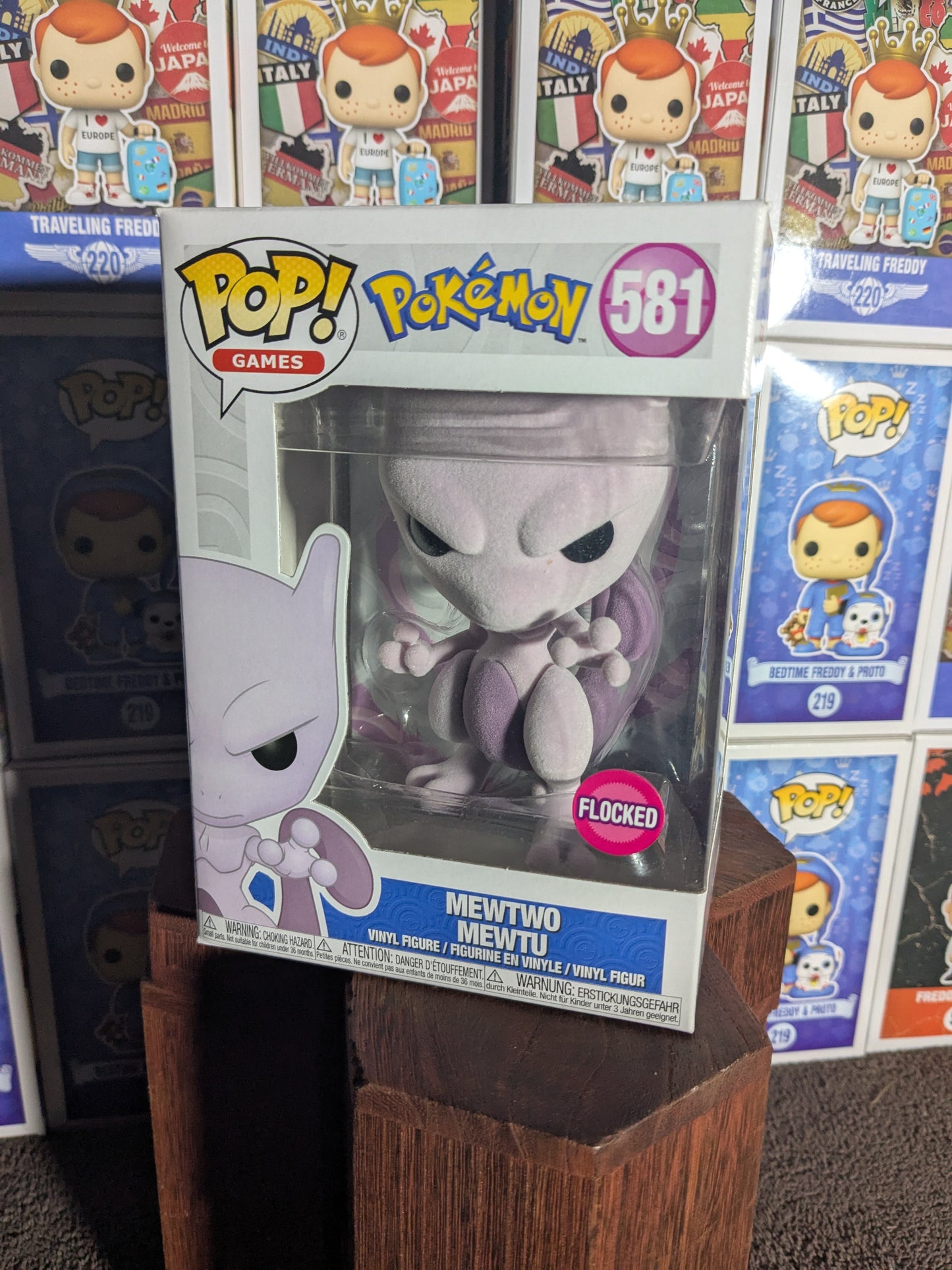 Funko pop 581 : Mewtwo / Mewtu (Flocked)