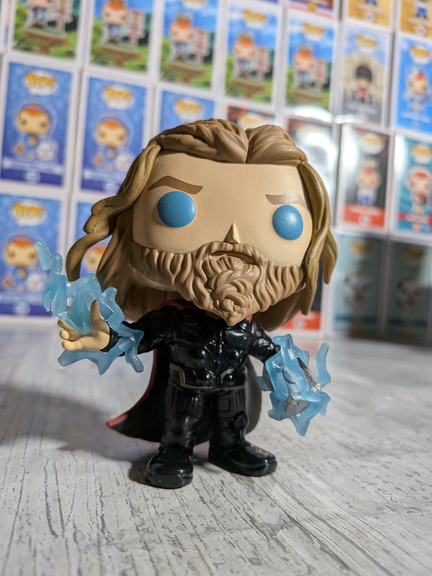 Funko Pop Marvel Studios Avengers Endgame #1117 – Thor (CCE/Glow/Geöffnet/Beschädigtes Plastik)