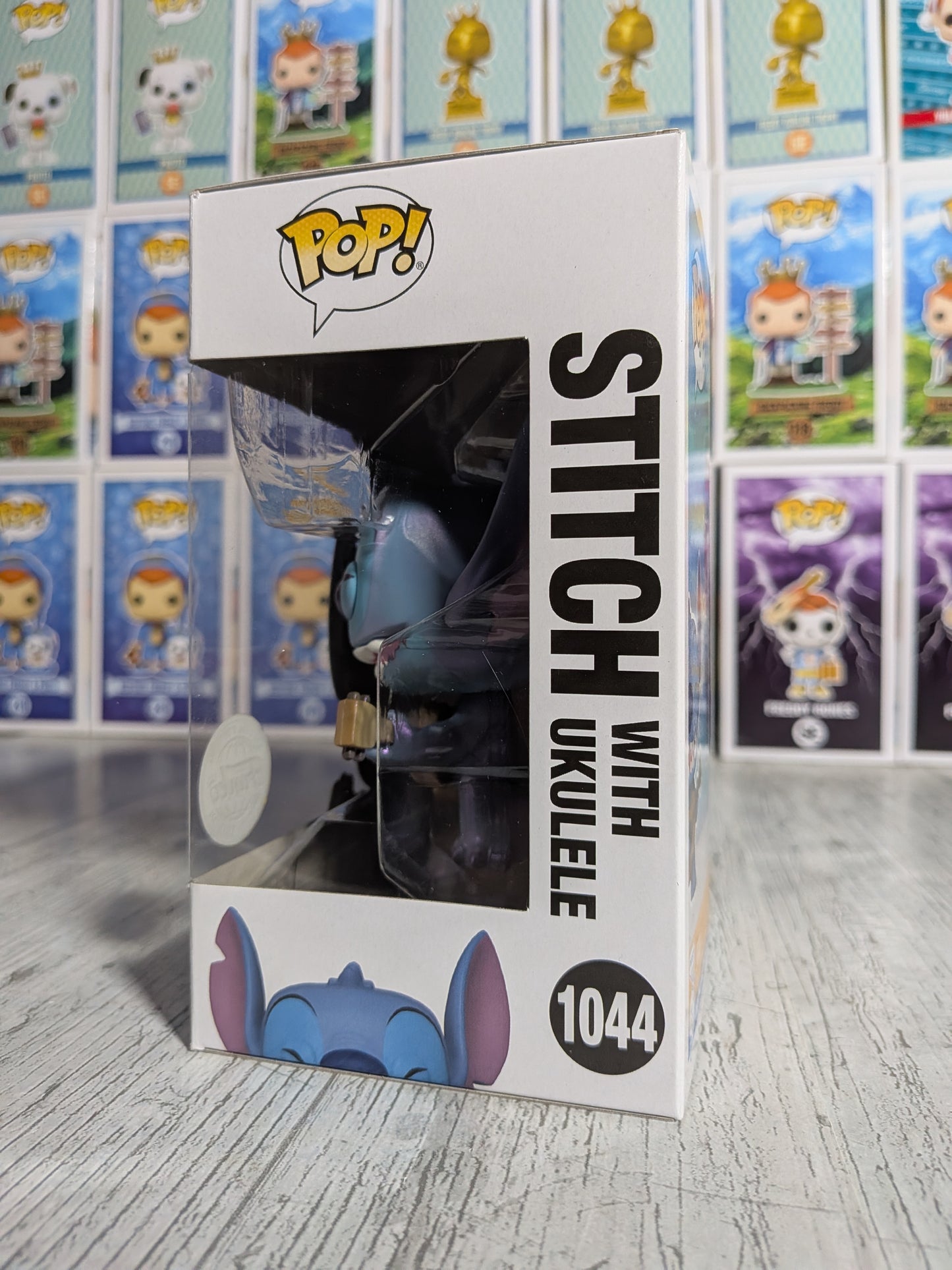 Funko pop Disney #1044 - Stitch with Ukulele (Pearlescent)