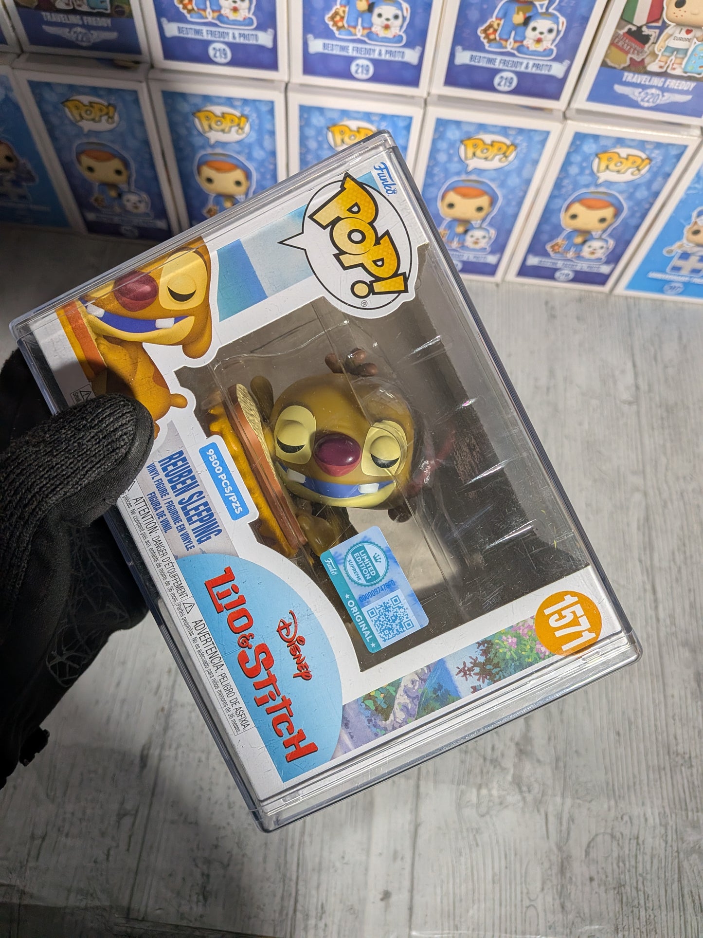 Funko Pop Disney Lilo &amp; Stitch #1571 - Reuben schläft (9500 Stück)