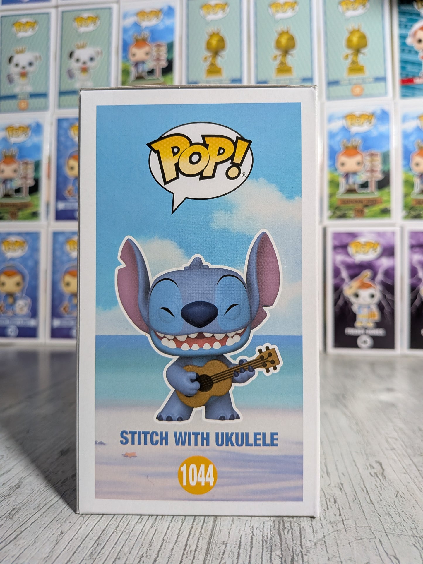 Funko pop Disney #1044 - Stitch with Ukulele (Pearlescent)