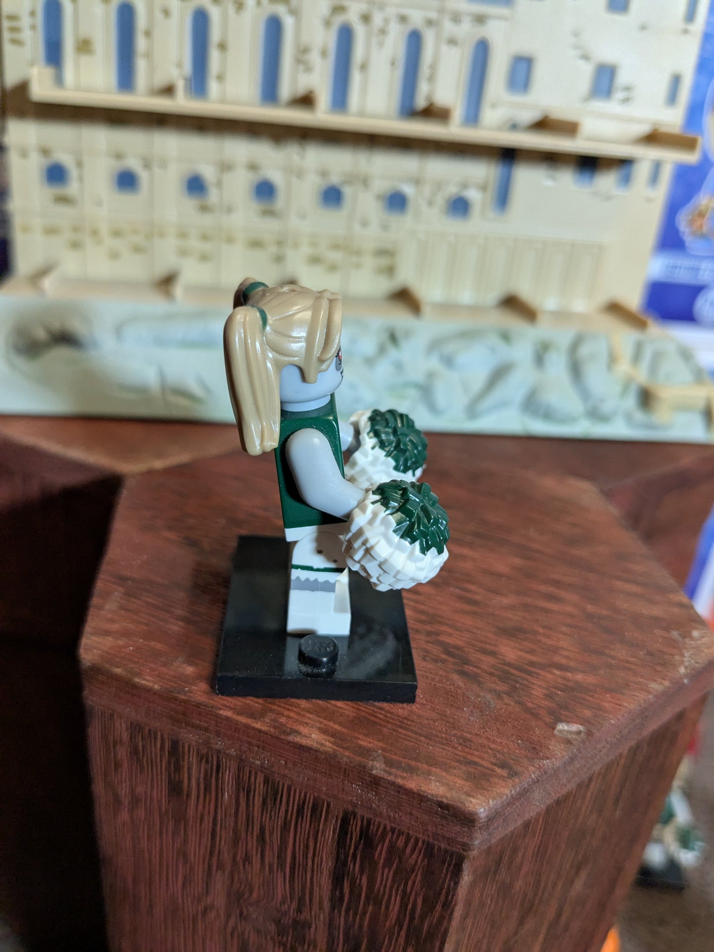 Lego Minifigures : Zombie Cheerleader
