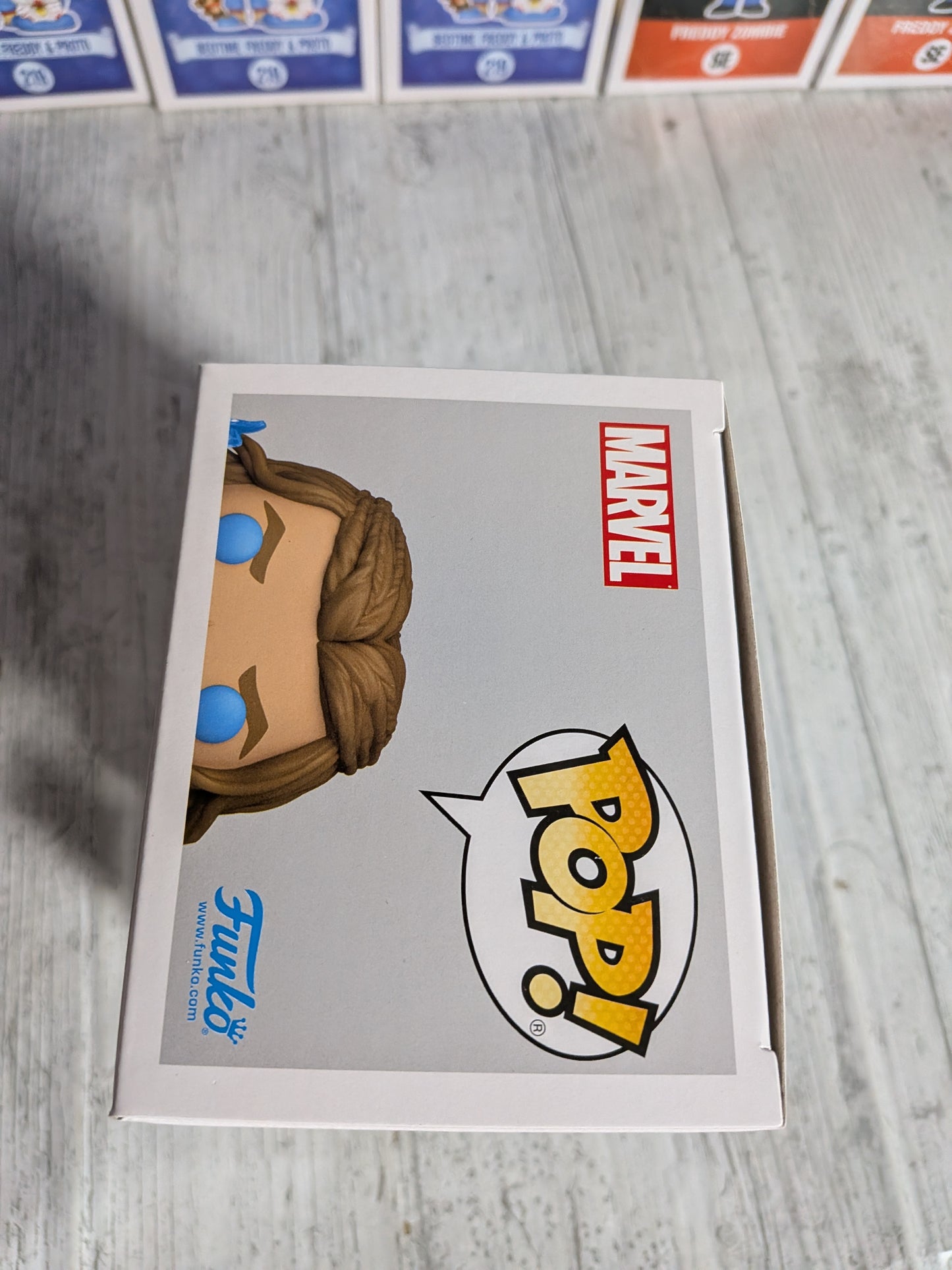 Funko Pop Marvel Studios Avengers Endgame #1117 – Thor (CCE/Glow/Geöffnet/Beschädigtes Plastik)