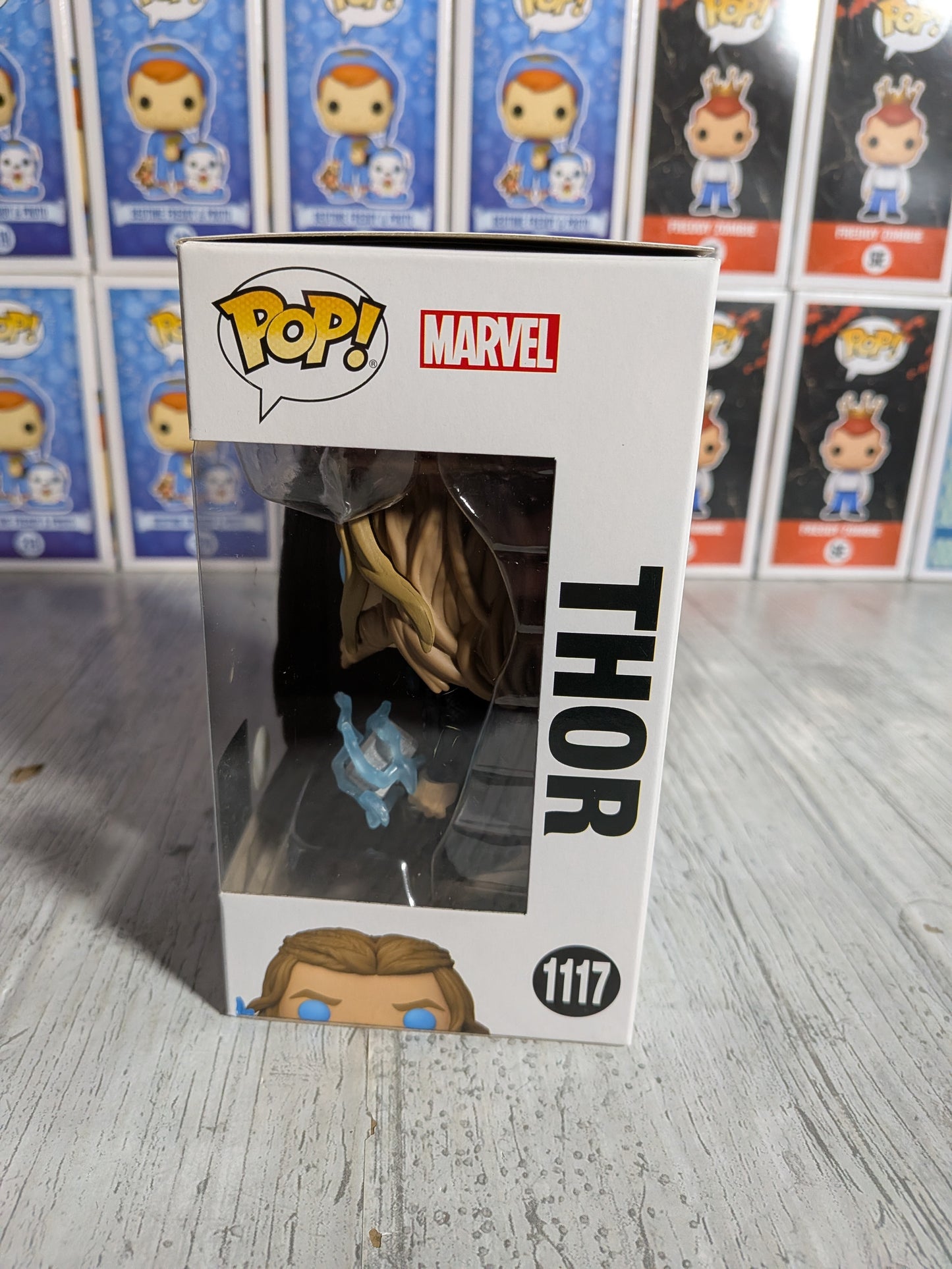 Funko Pop Marvel Studios Avengers Endgame #1117 – Thor (CCE/Glow/Geöffnet/Beschädigtes Plastik)