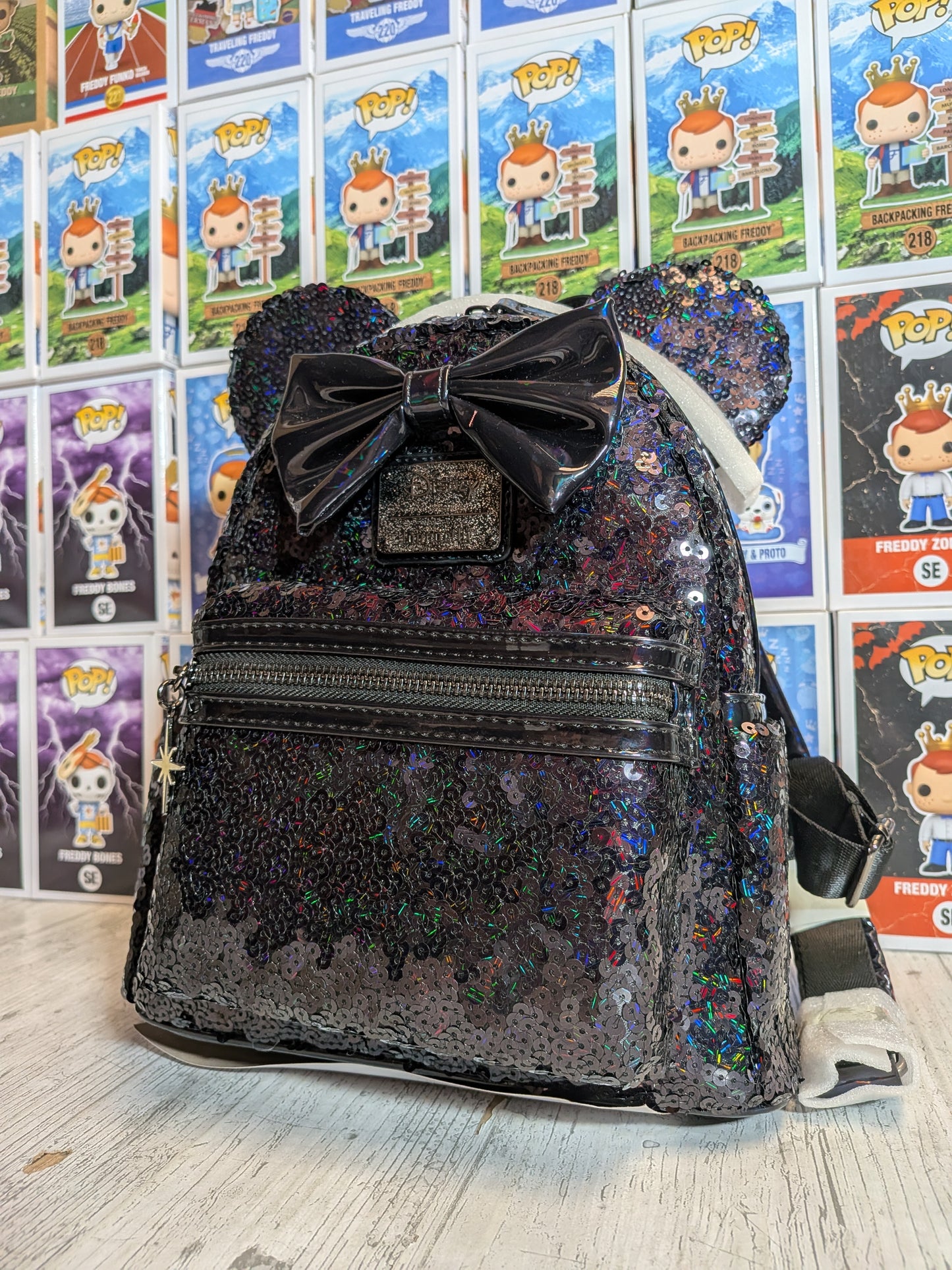 Loungefly Disney – Minnie Mouse Mini-Rucksack, schwarz, holografisch 🎀