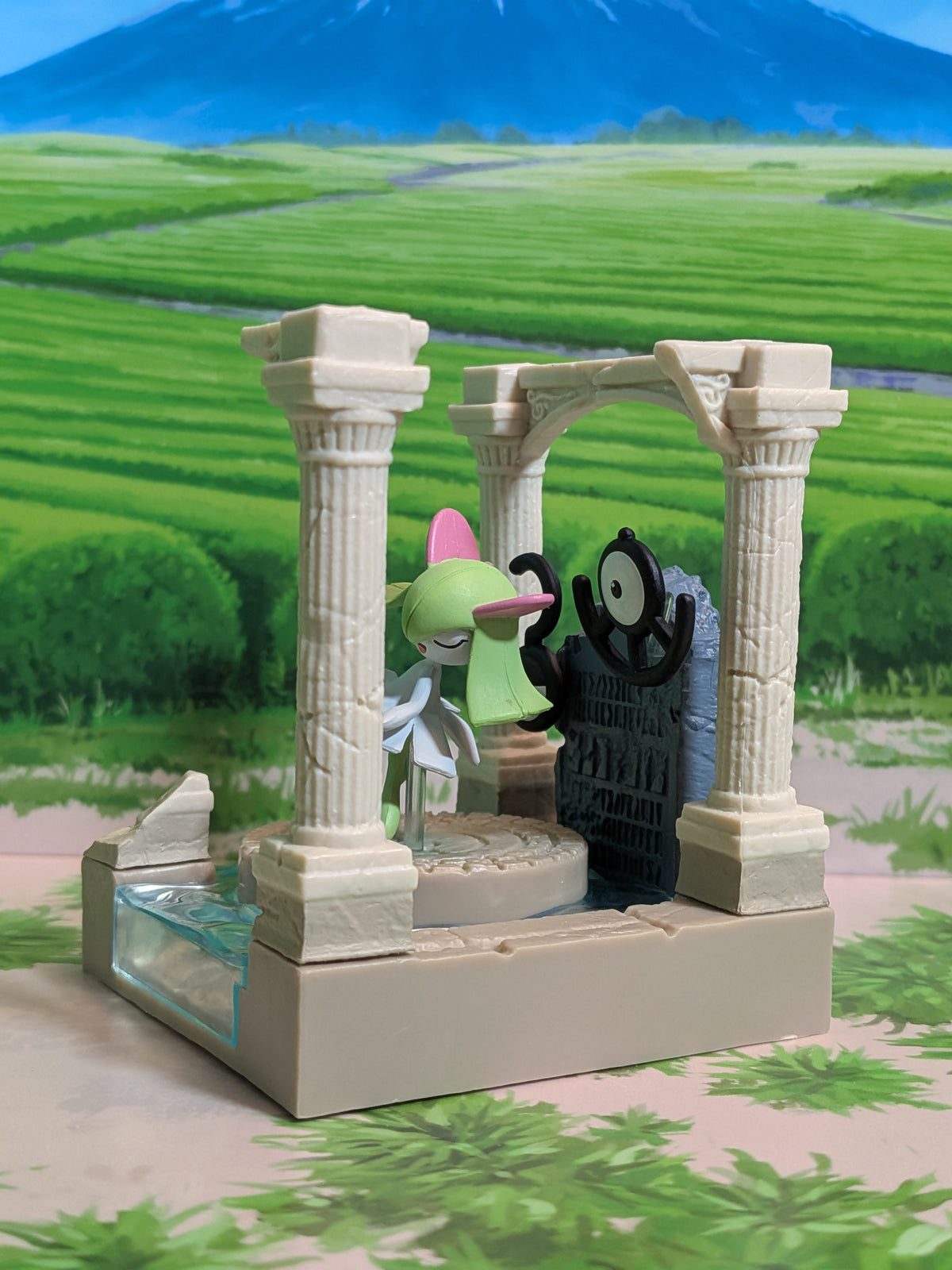 Re-Ment Pokémon: Diorama Collection - Ancient Castle Ruins - Kirlia & Zarbi | Kirlia & Unown | Kilia & Anōn (~10cm)