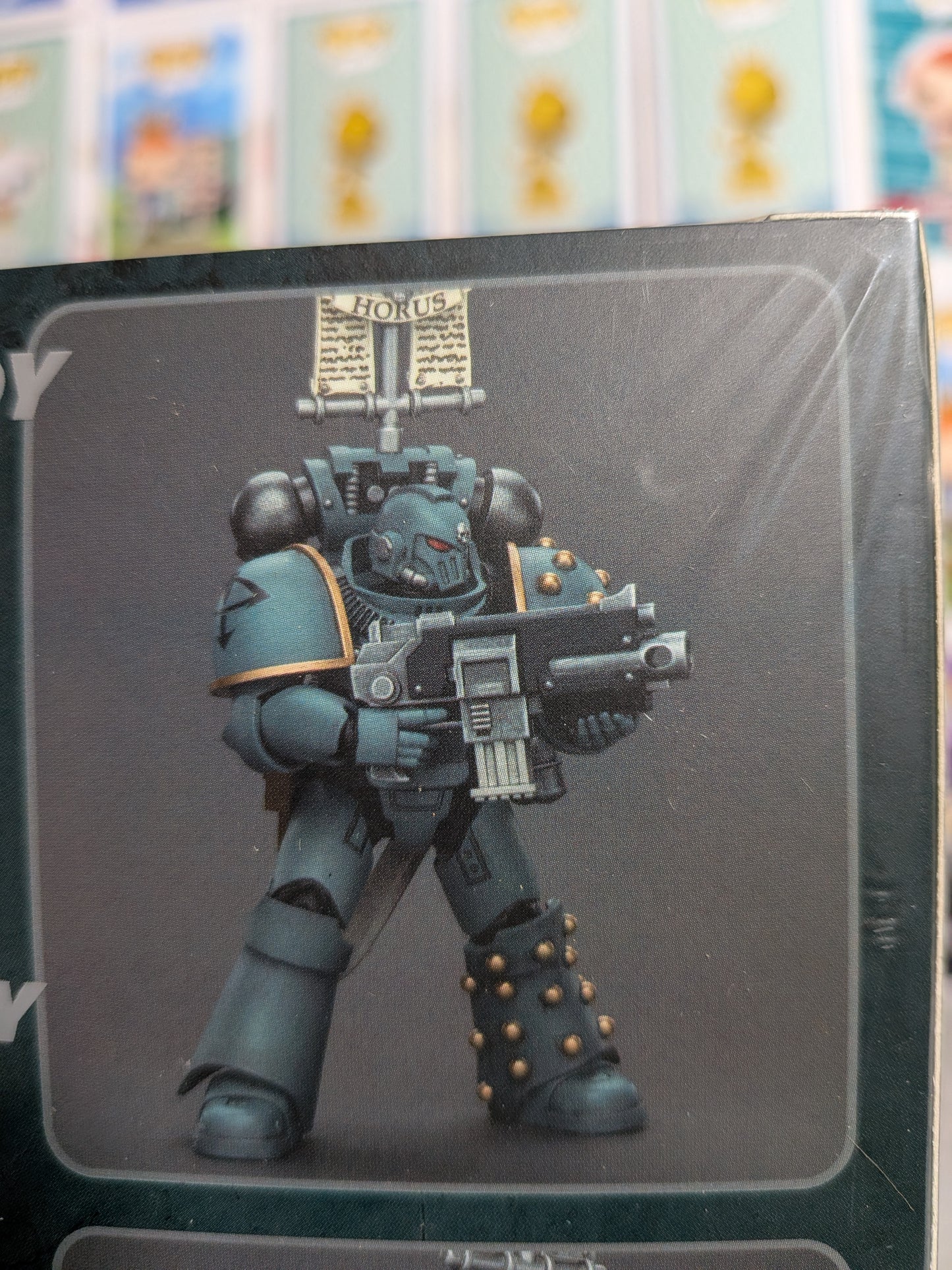JoyToy Warhammer The Horus Heresy - Sons of Horus MKIV Tactical Squad Legionary with Legion Vexilla 1/18 (12cm)
