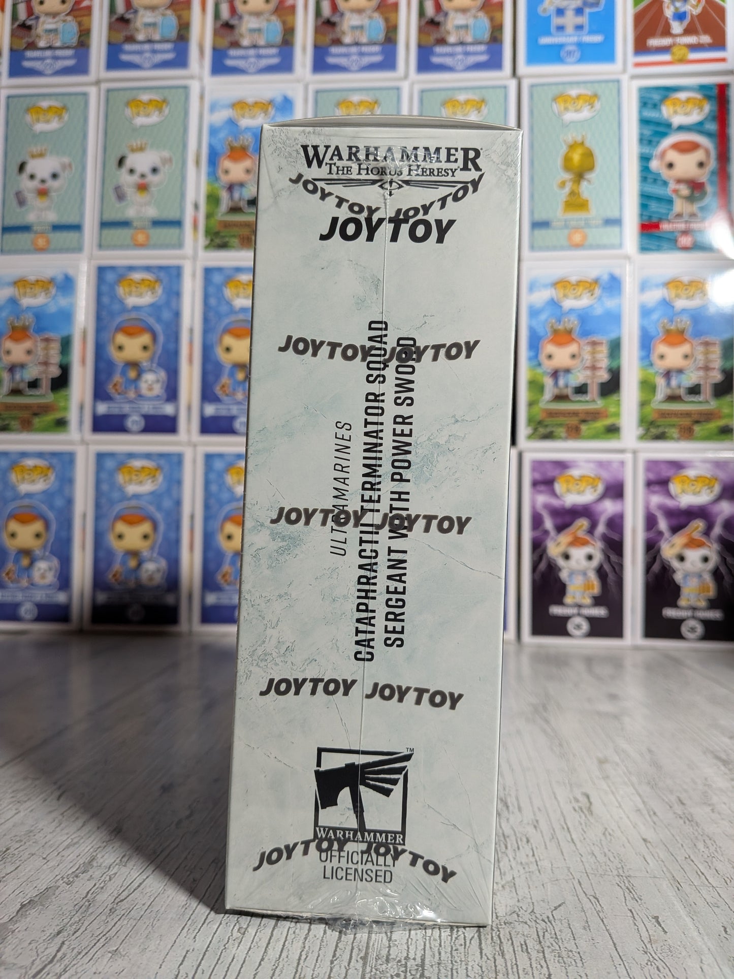 JoyToy Warhammer The Horus Heresy – Ultramarines Cataphractii Terminator Sergeant mit Energieschwert (13,6 cm)