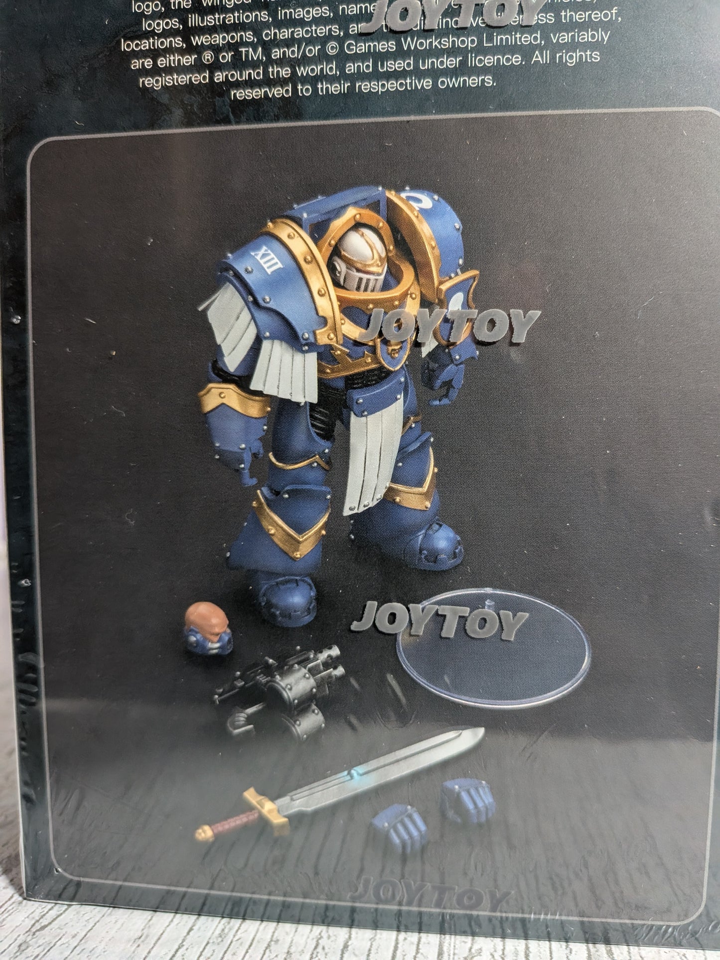 JoyToy Warhammer The Horus Heresy – Ultramarines Cataphractii Terminator Sergeant mit Energieschwert (13,6 cm)