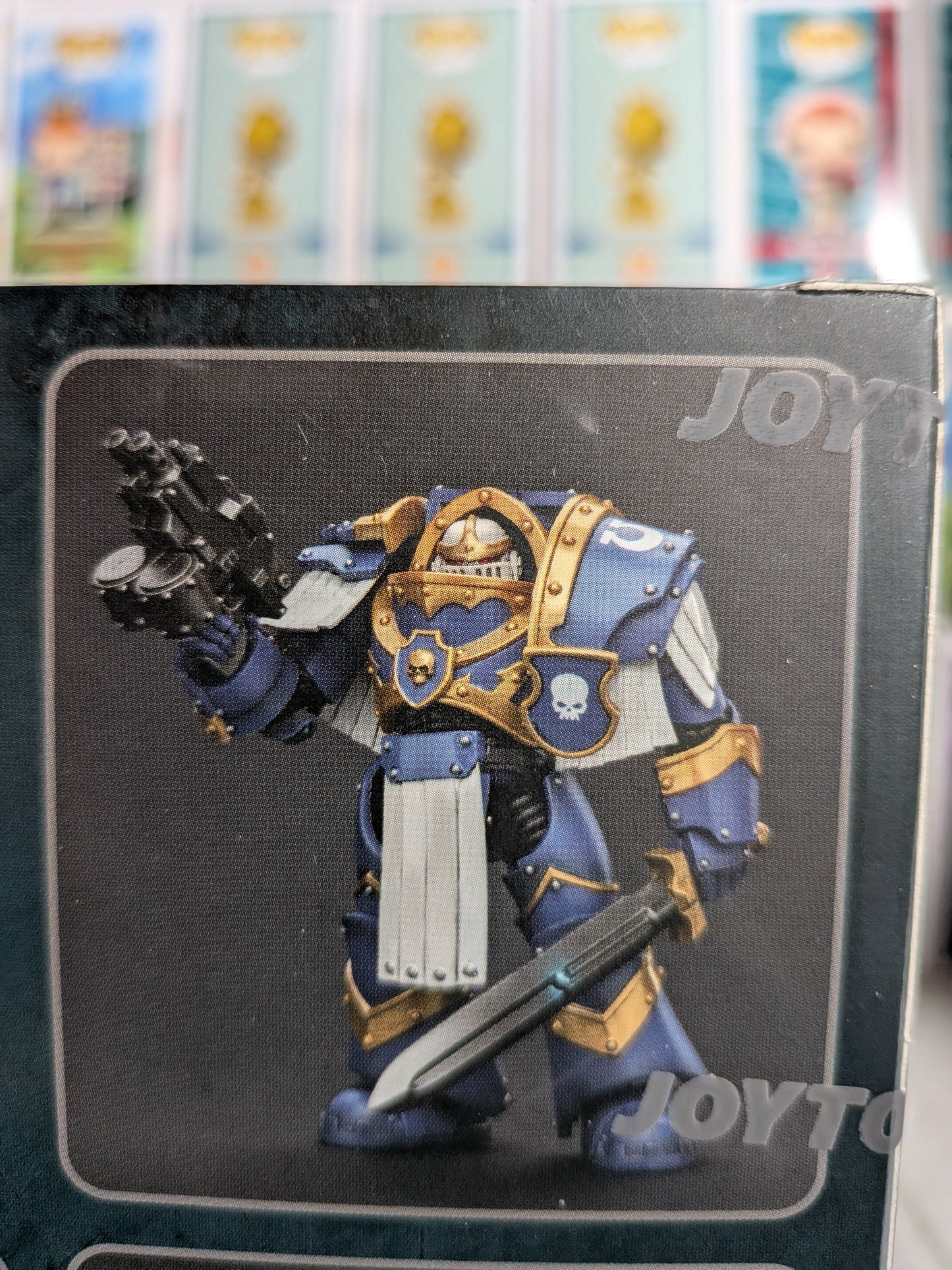 JoyToy Warhammer The Horus Heresy – Ultramarines Cataphractii Terminator Sergeant mit Energieschwert (13,6 cm)