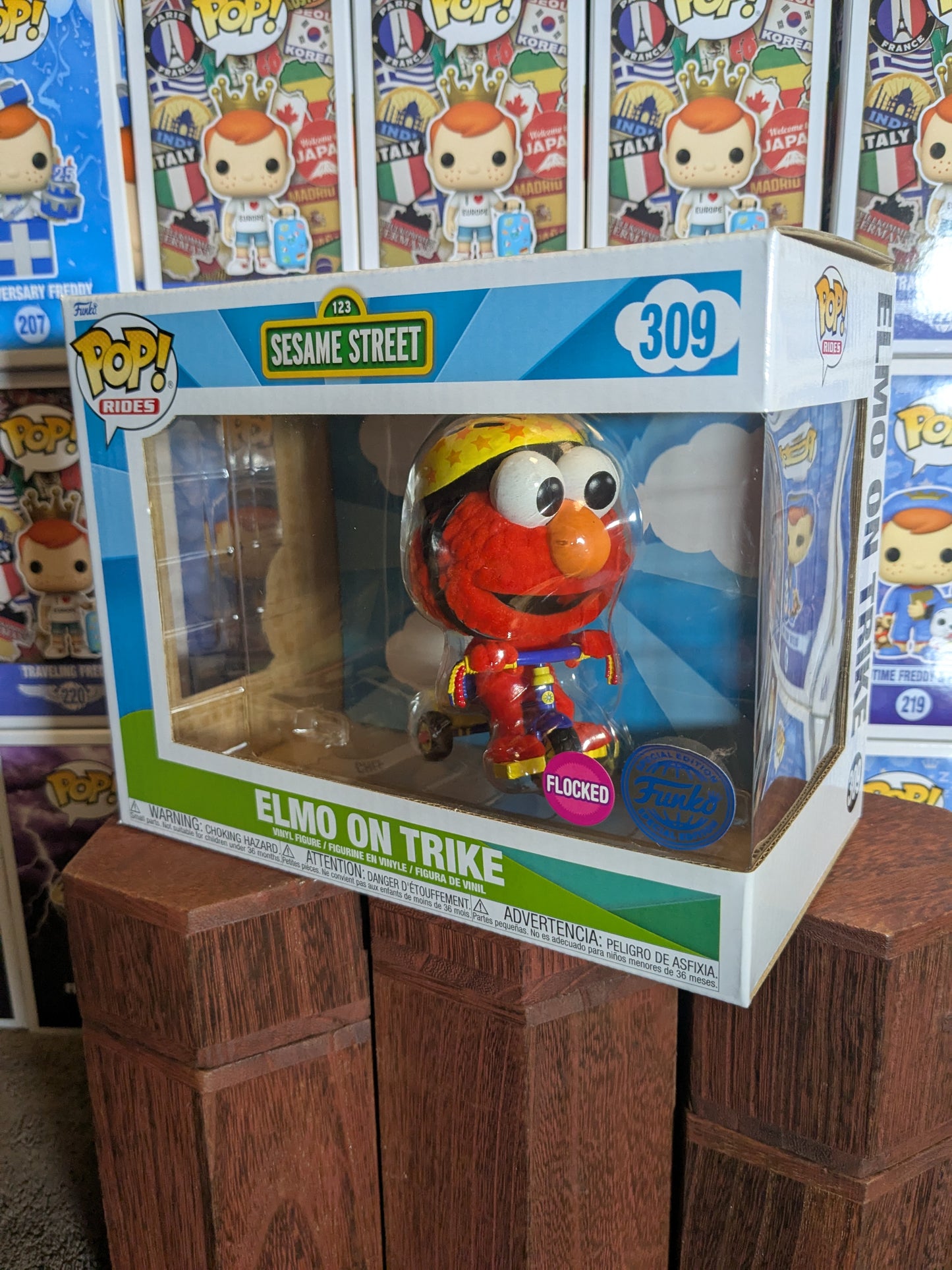 Funko pop 309 : Elmo on Strike (Flocked)