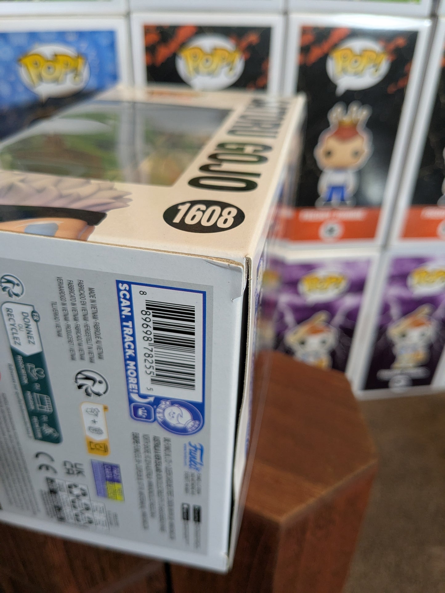 Funko pop 1608 : Satoru Gojo with Jogo's Head (SC2024)(Damaged Box/ Opened)