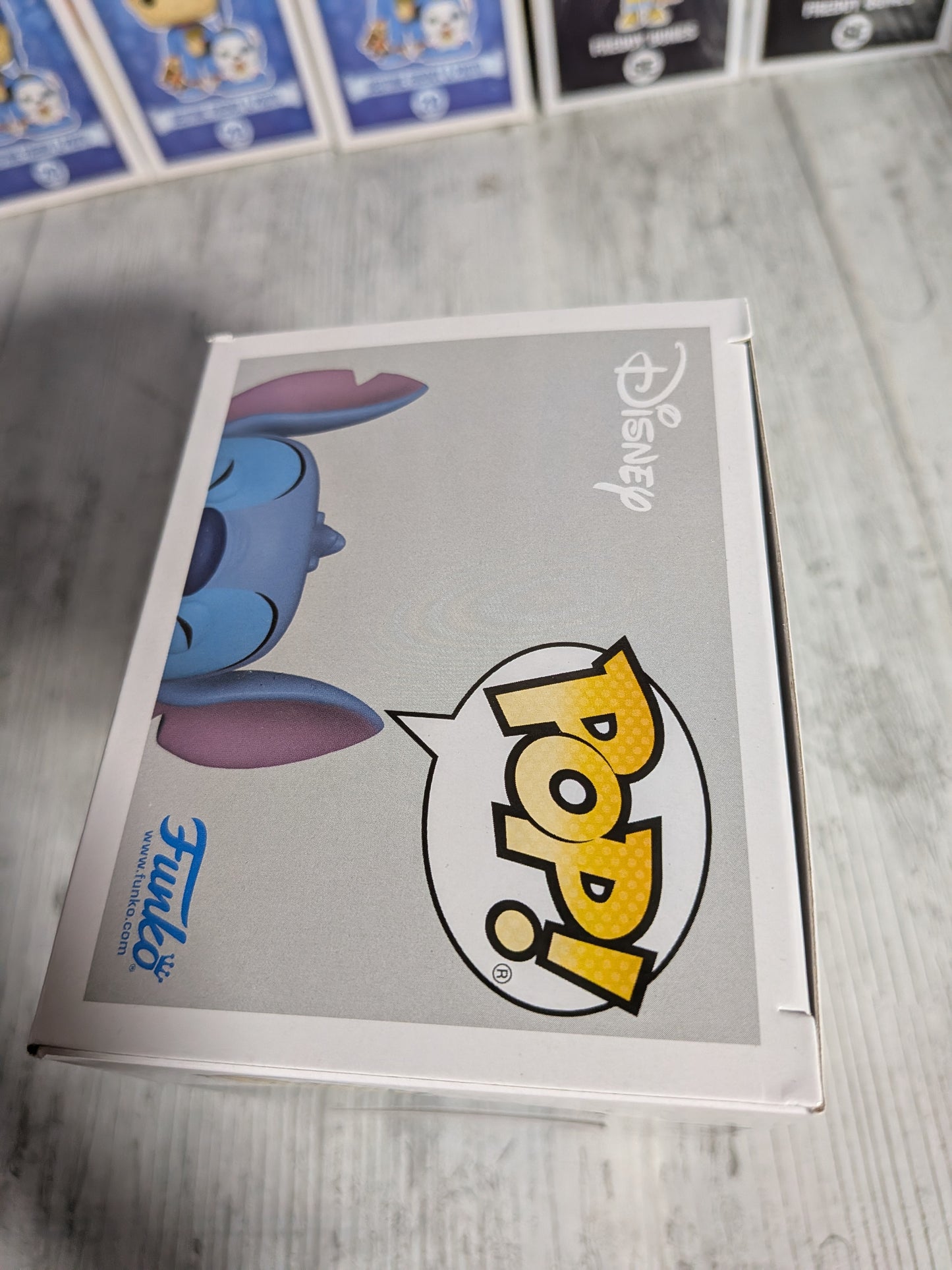 Funko pop Disney #1044 - Stitch with Ukulele (Pearlescent)