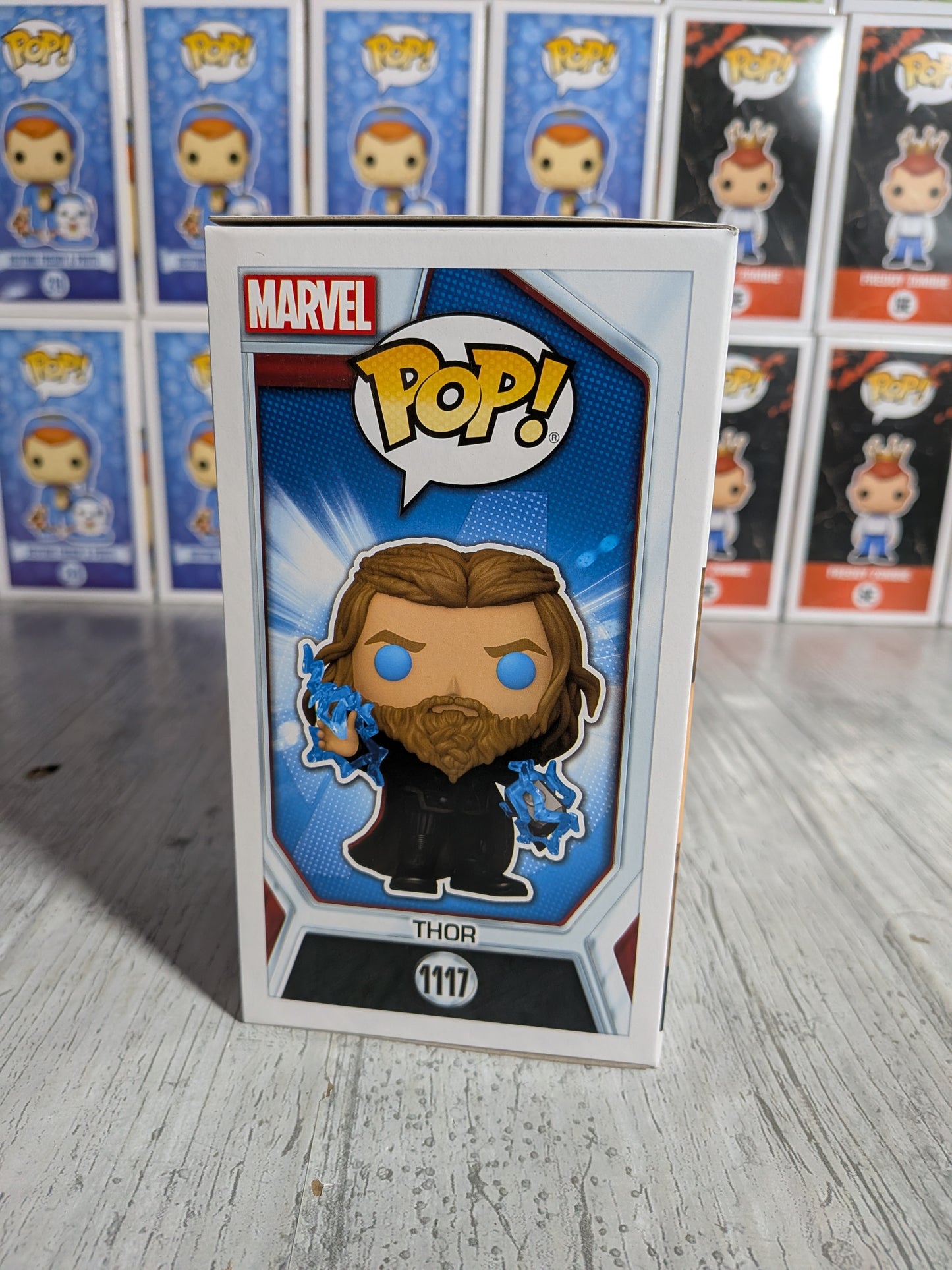 Funko Pop Marvel Studios Avengers Endgame #1117 – Thor (CCE/Glow/Geöffnet/Beschädigtes Plastik)