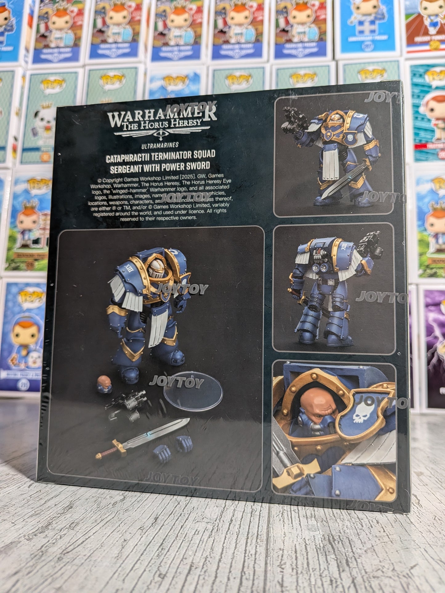 JoyToy Warhammer The Horus Heresy – Ultramarines Cataphractii Terminator Sergeant mit Energieschwert (13,6 cm)