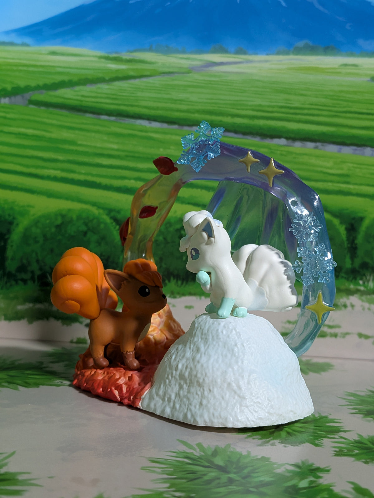 Re-Ment Pokémon Circular Diorama Collection 2 - Goupix & Goupix d'Alola | Vulpix & Alolan Vulpix (~10cm)
