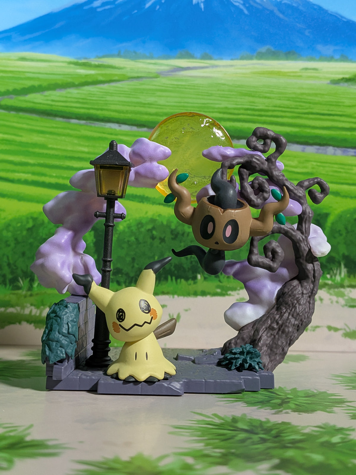 Re-Ment Pokémon Circular Diorama Collection 2 - Mimiqui & Brocélôme | Mimikyu & Phantump (~10cm)