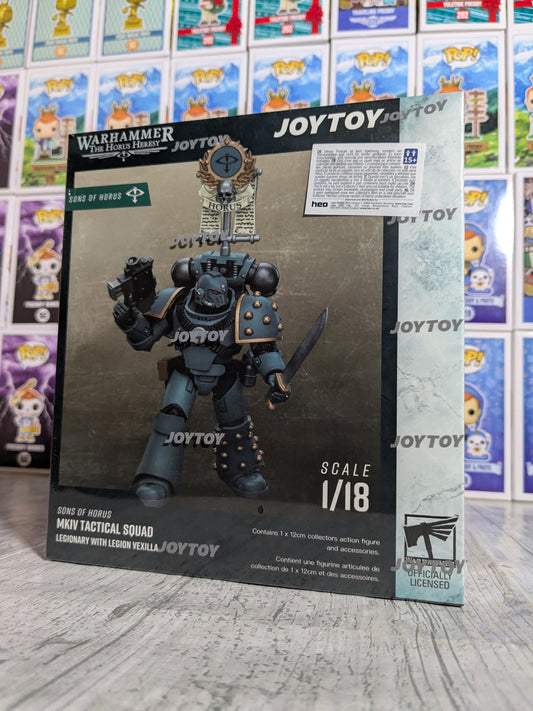 JoyToy Warhammer The Horus Heresy - Sons of Horus MKIV Tactical Squad Legionary with Legion Vexilla 1/18 (12cm)