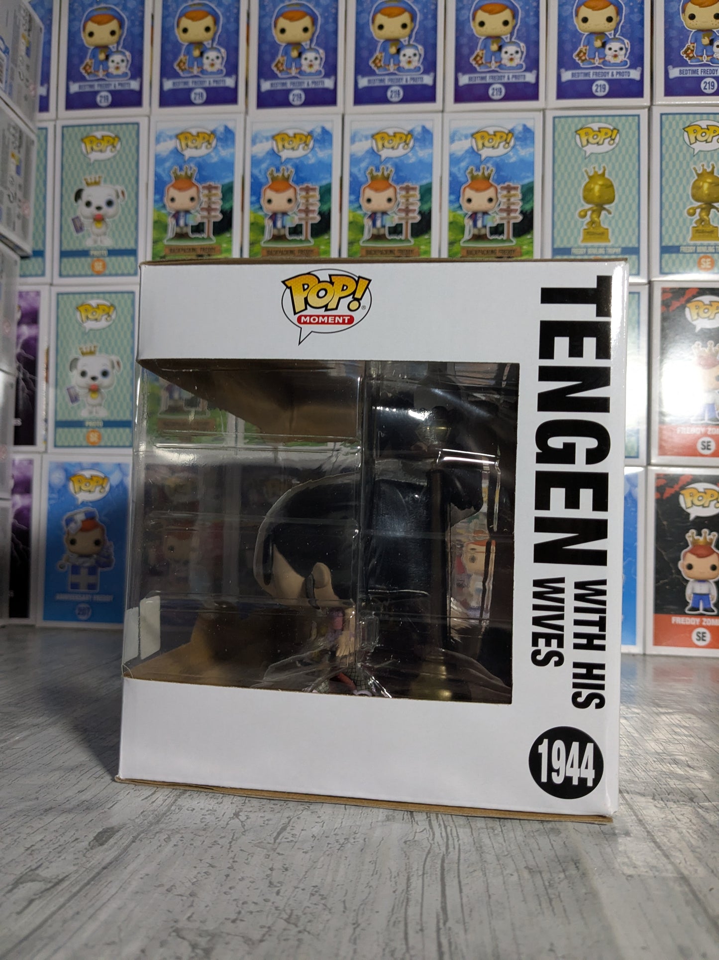Funko pop Demon Slayer #1944 - Tengen with his Wives (SC2025/Opened/Damaged Box)