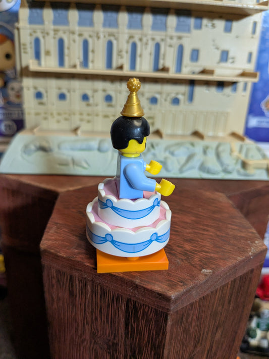 Lego Minifigures : Birthday Cake Suit Guy