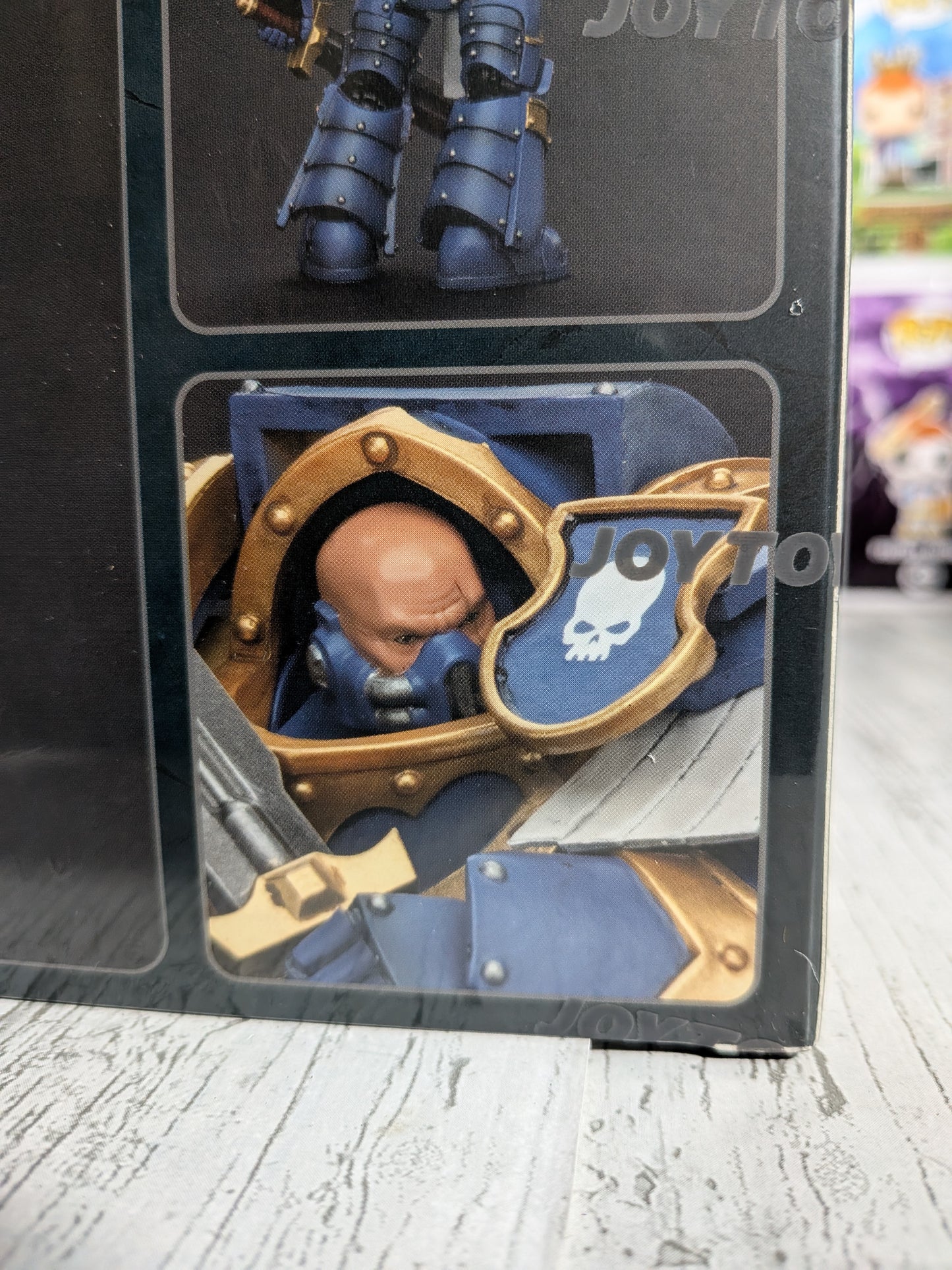 JoyToy Warhammer The Horus Heresy – Ultramarines Cataphractii Terminator Sergeant mit Energieschwert (13,6 cm)